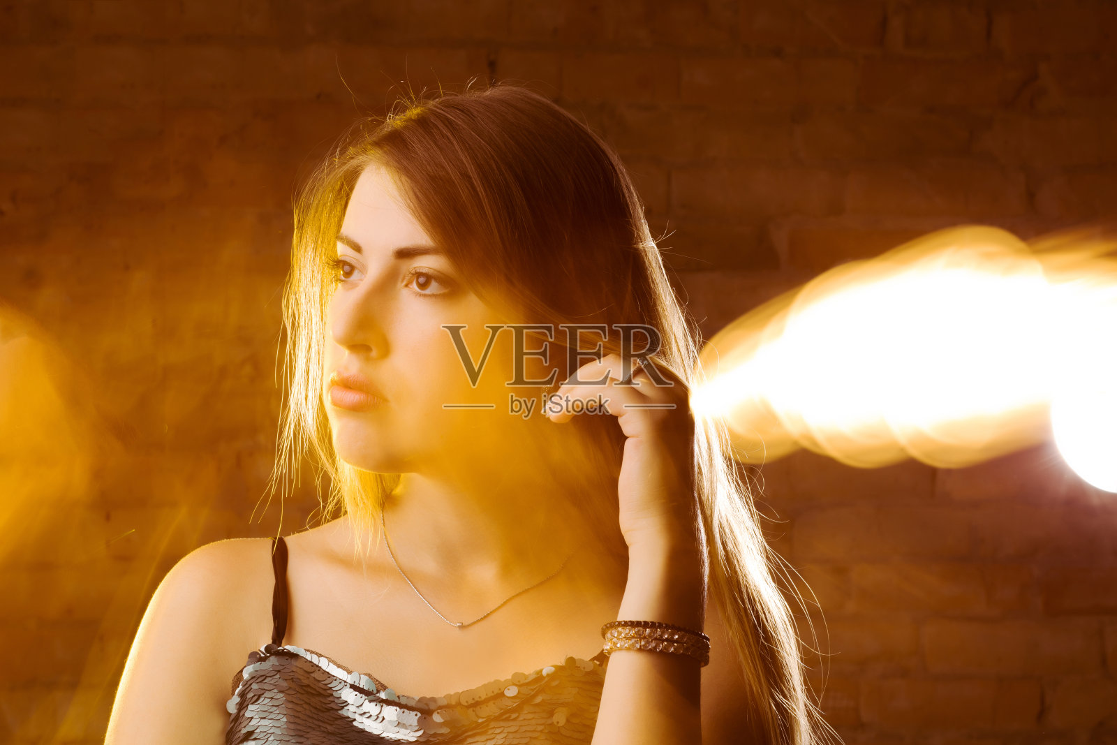 特写的迷人的金发女人摆姿势在黑暗的工作室与混合光照片摄影图片