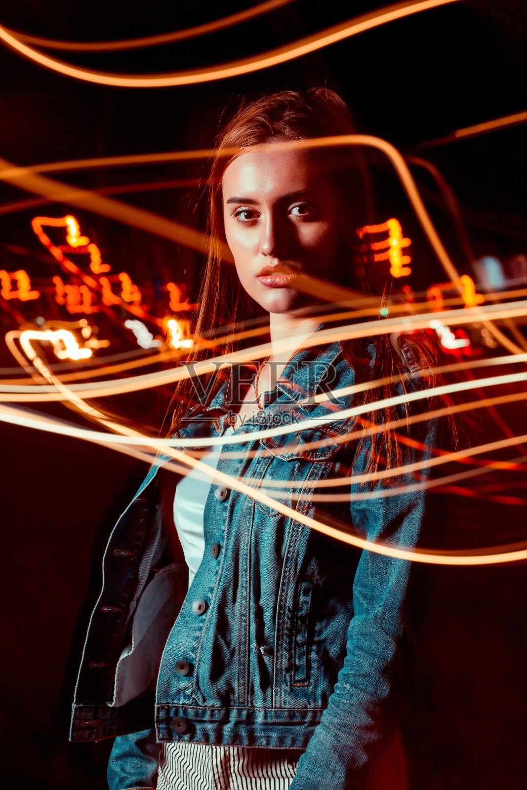 迷人的黑发模特在混合灯光技术在夜晚的大道照片摄影图片