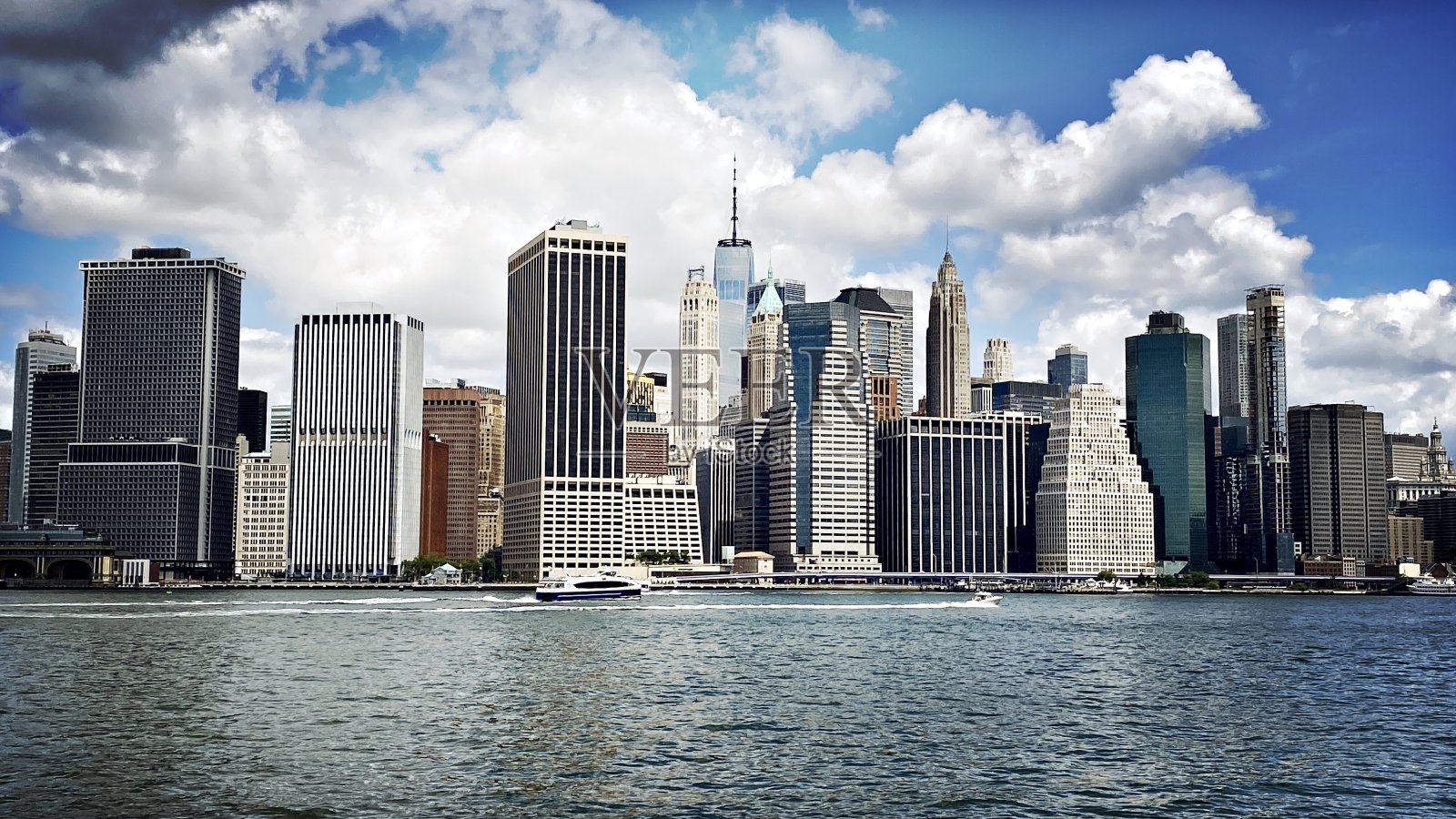 阳光明媚的夏日，东河对面的曼哈顿市中心照片摄影图片