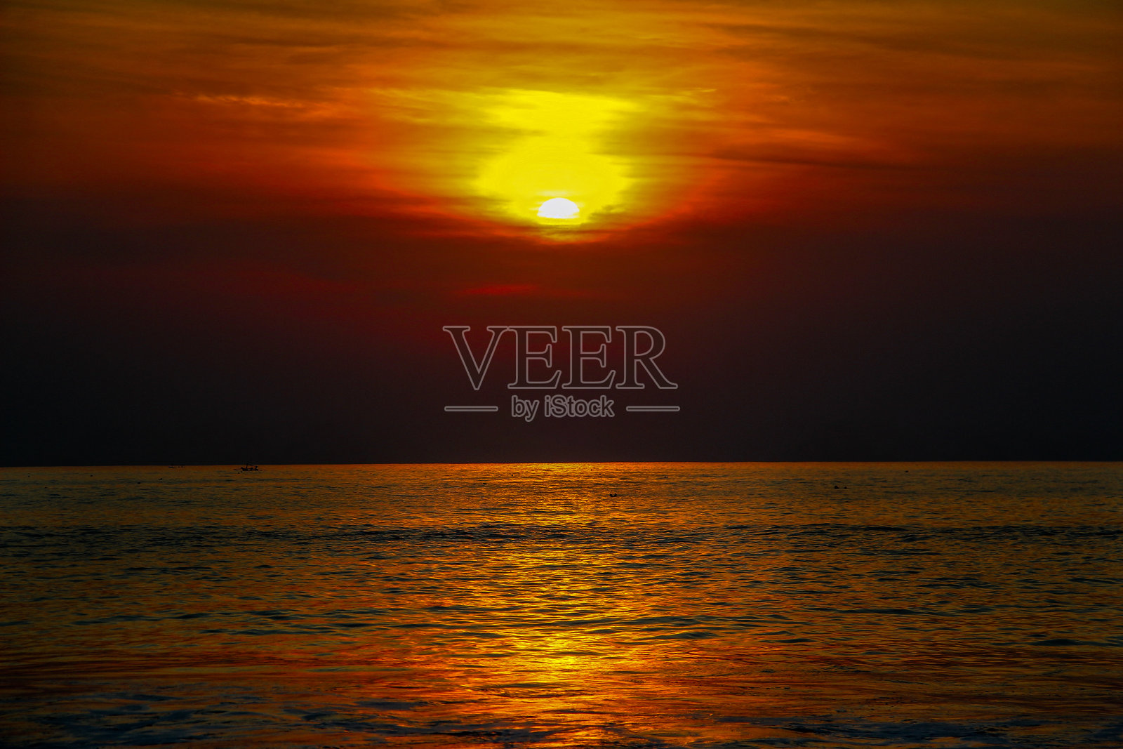 完美的日落从克瑞海滩照片摄影图片