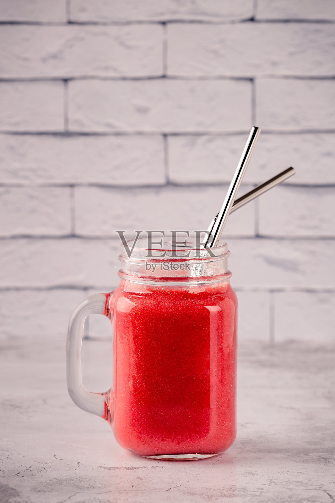 玻璃瓶里的草莓奶昔或鸡尾酒照片摄影图片
