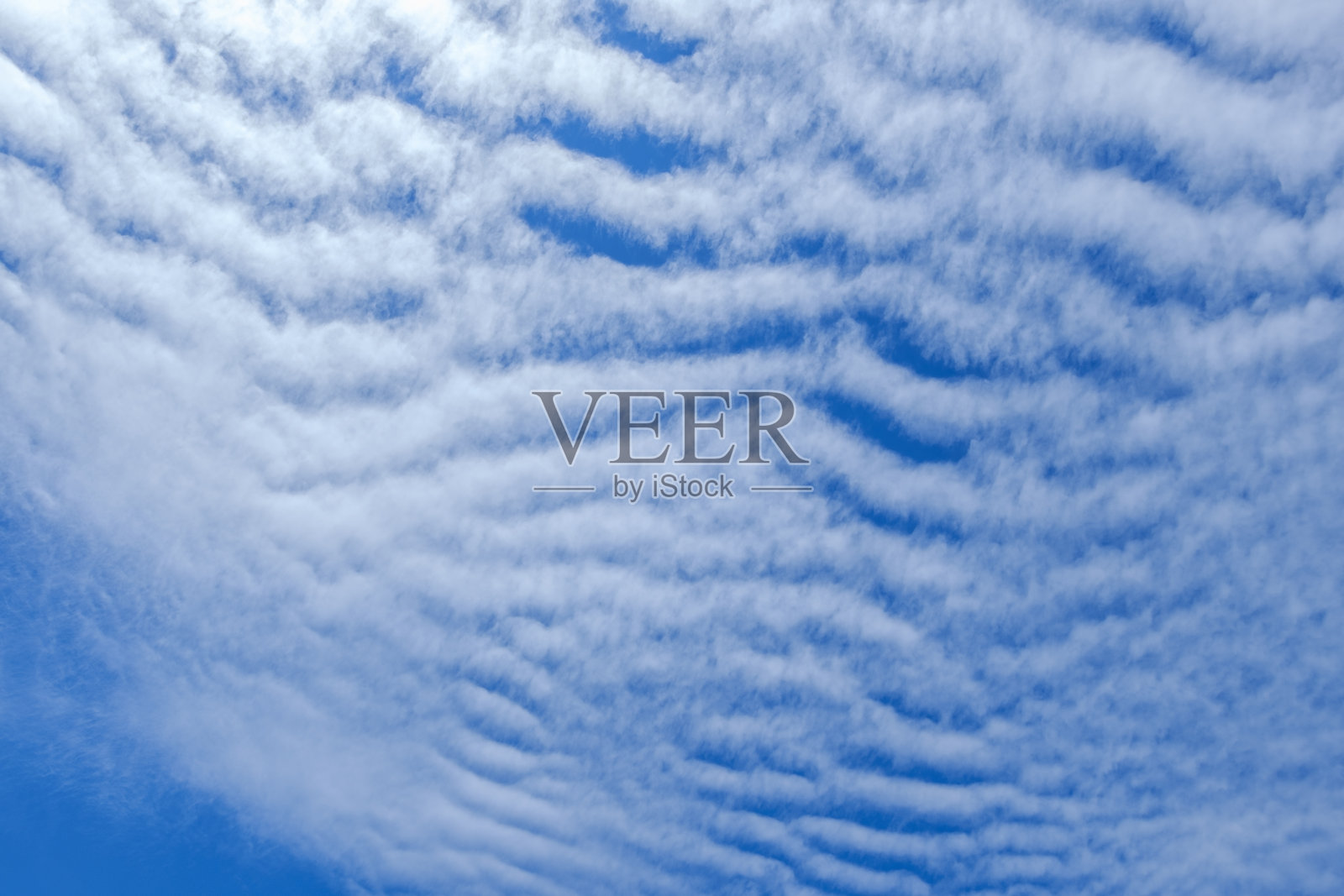 背景蓝色的天空与云彩在白天照片摄影图片