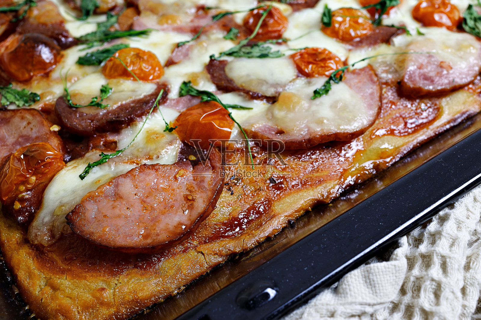 精选新鲜出炉的美味自制披萨照片摄影图片