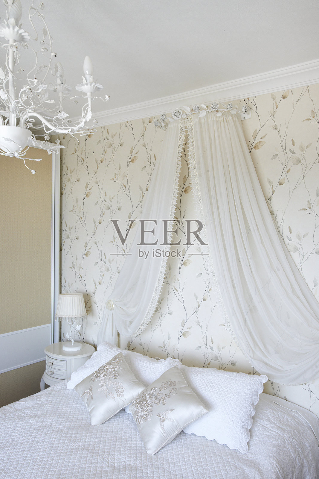 家庭室内卧室与木制床家具照片摄影图片