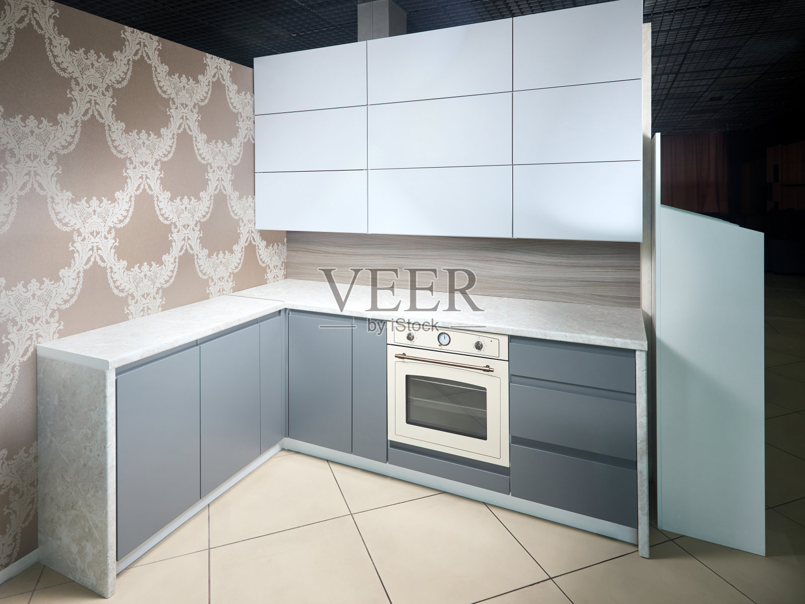 白色和灰色的内部厨房，水平。豪华现代装修平面设计厨房与玻璃元素和墙纸。照片摄影图片