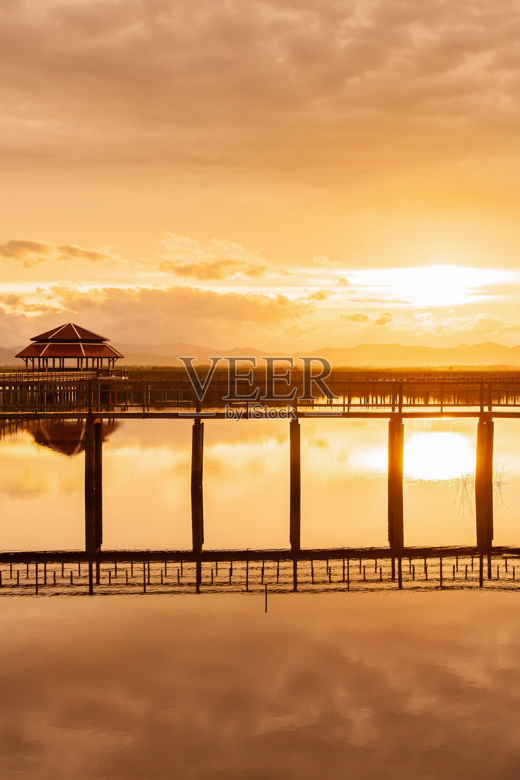 夏天热带湖泊上的壮观日落天空。照片摄影图片