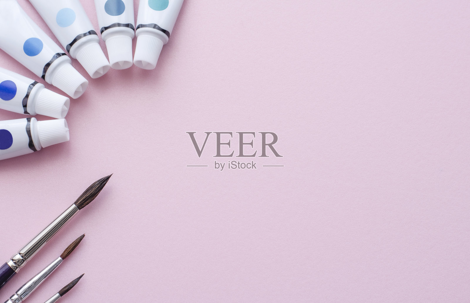 管子和刷子里的颜料照片摄影图片