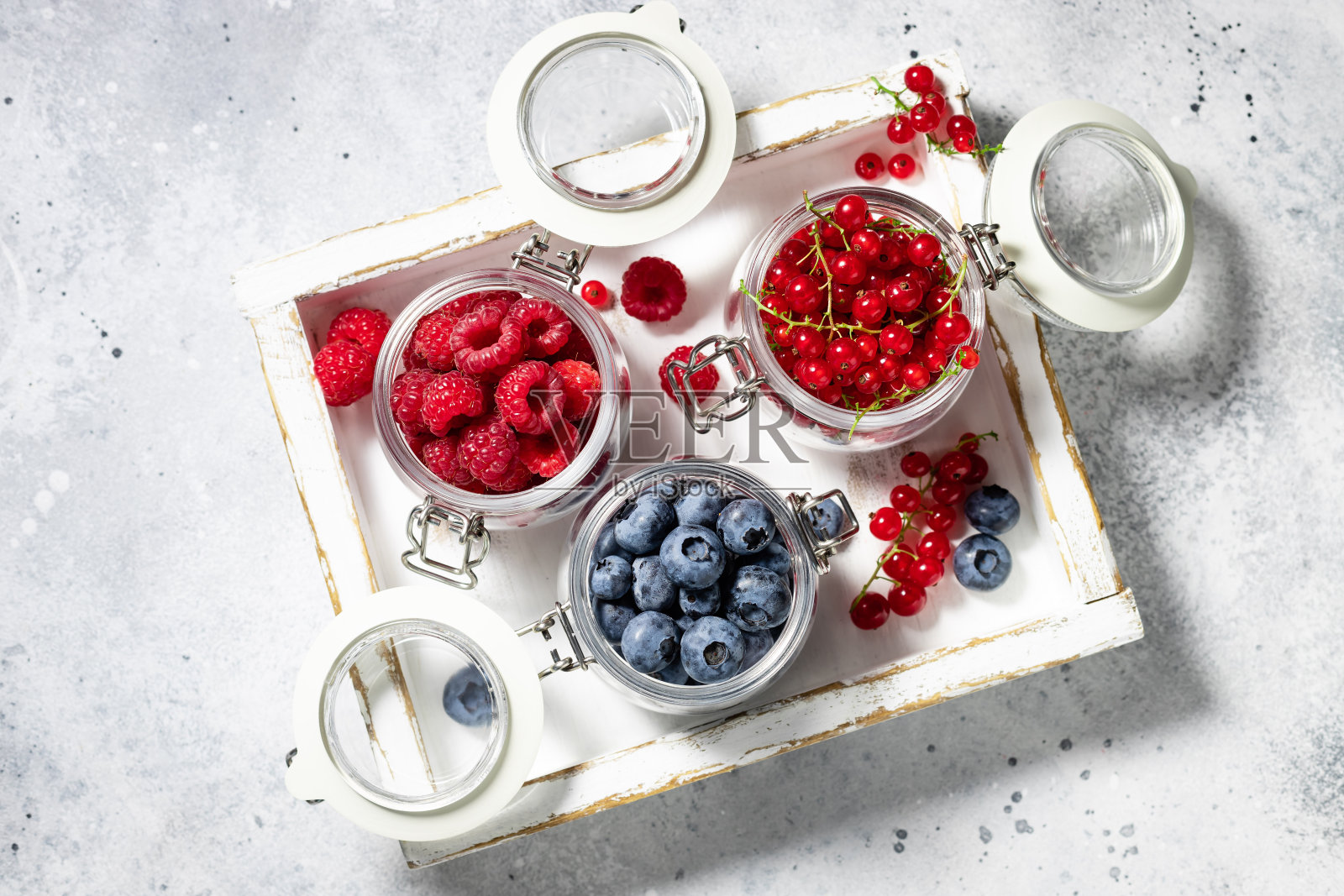 一套新鲜浆果在玻璃罐子在木盒子照片摄影图片