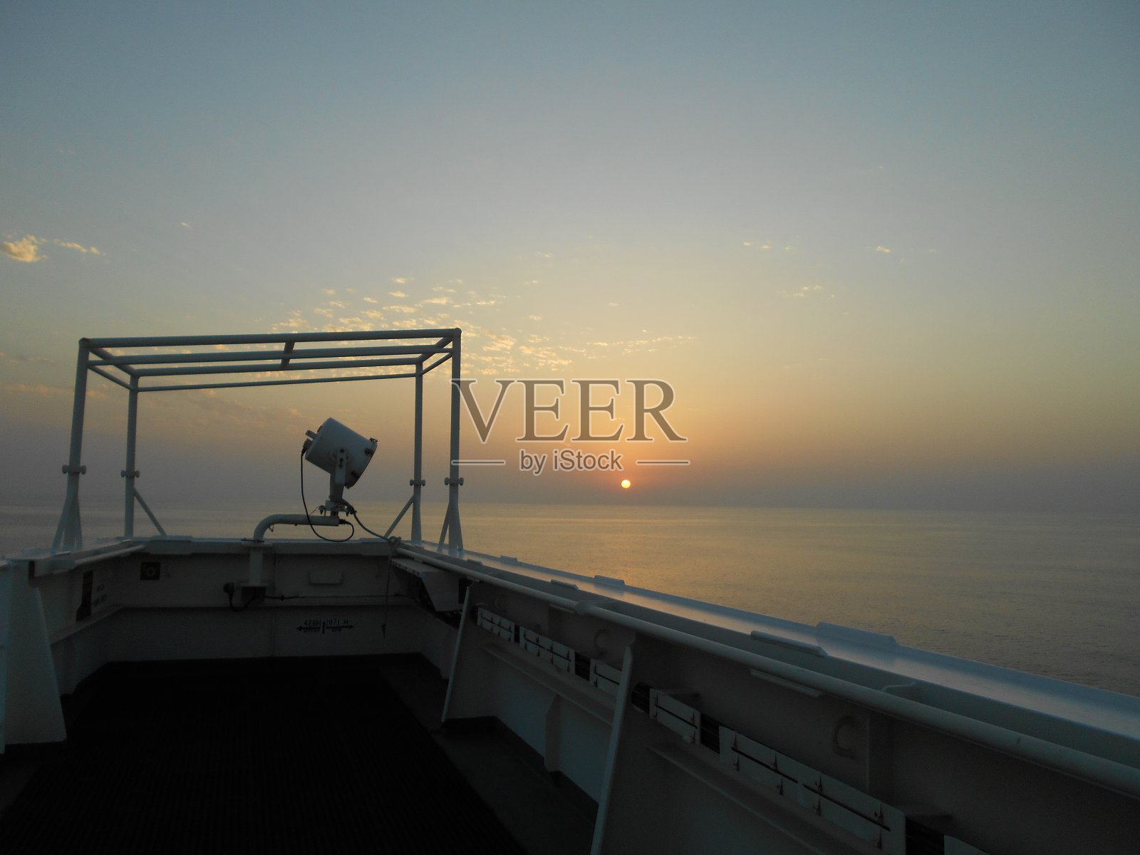 从船的桥翼看到的傍晚景色照片摄影图片