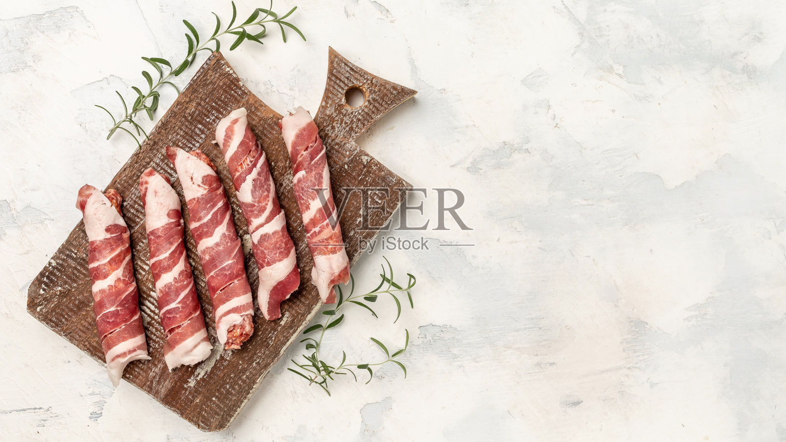 生培根卷切板，ch蒸鸡或烤肉串，横幅，菜单，食谱的文字，俯视图照片摄影图片