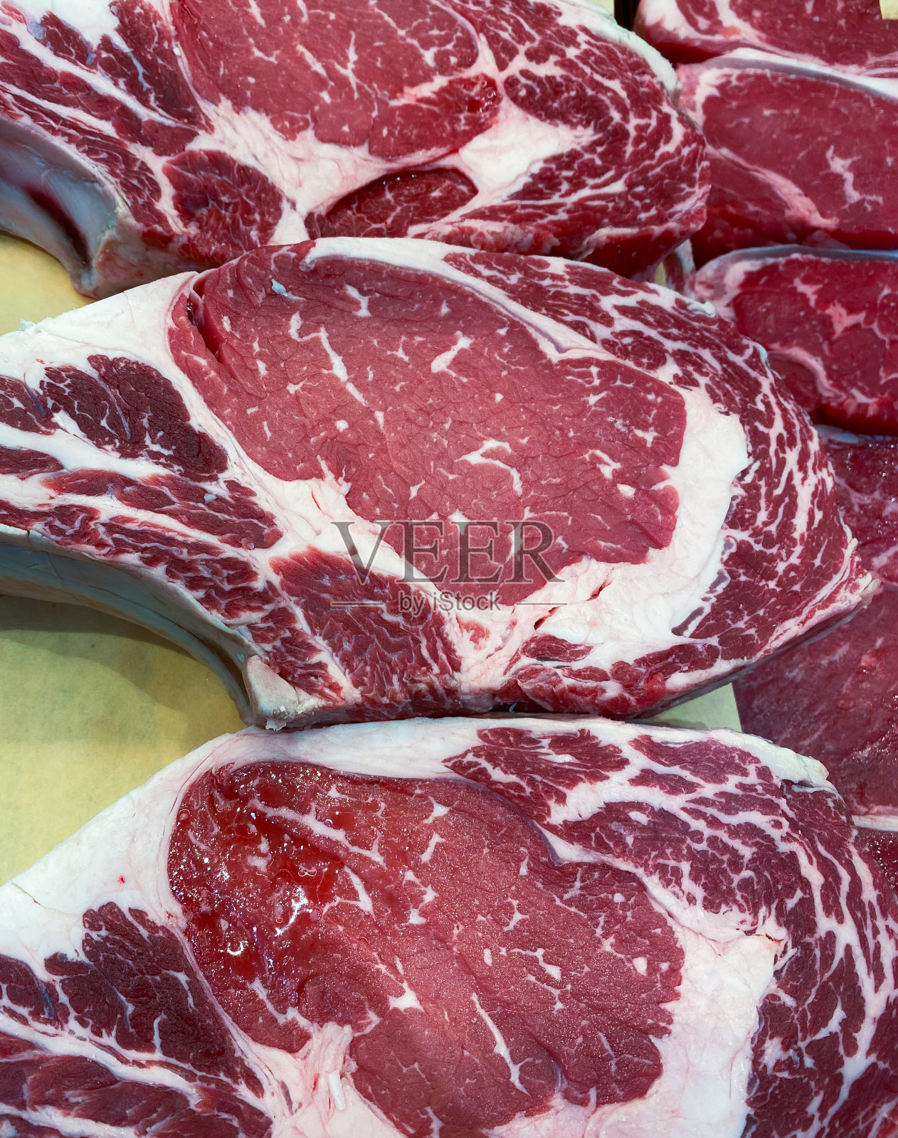 肋眼牛排里的骨头照片摄影图片