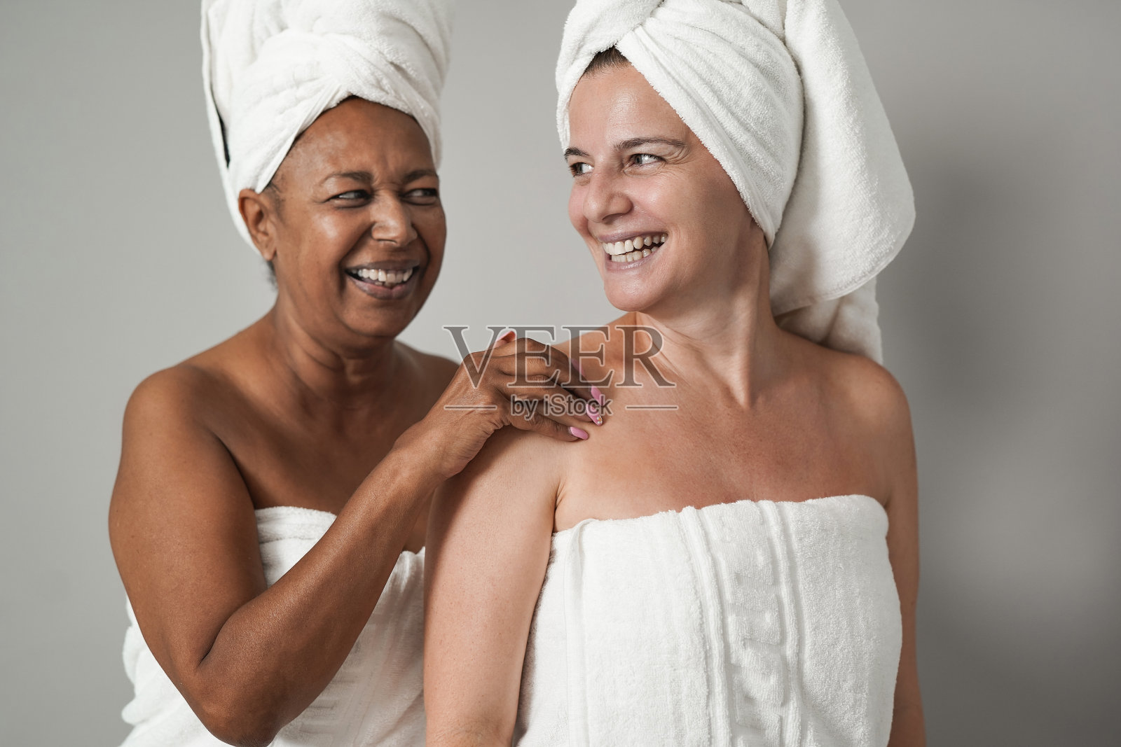 多种族女性一起做美容日-不同肤色的成熟朋友照片摄影图片