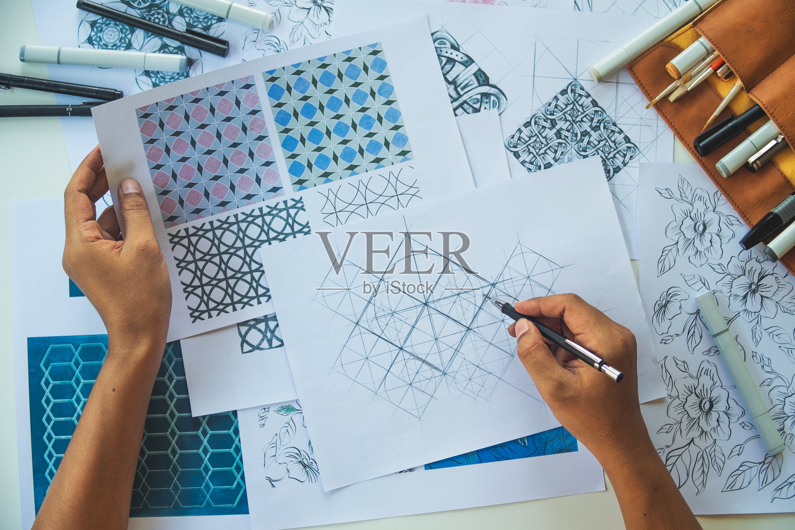设计师设计图纸草图图案几何花朵无缝墙纸织物纺织时尚行业。艺术设计工作室。照片摄影图片