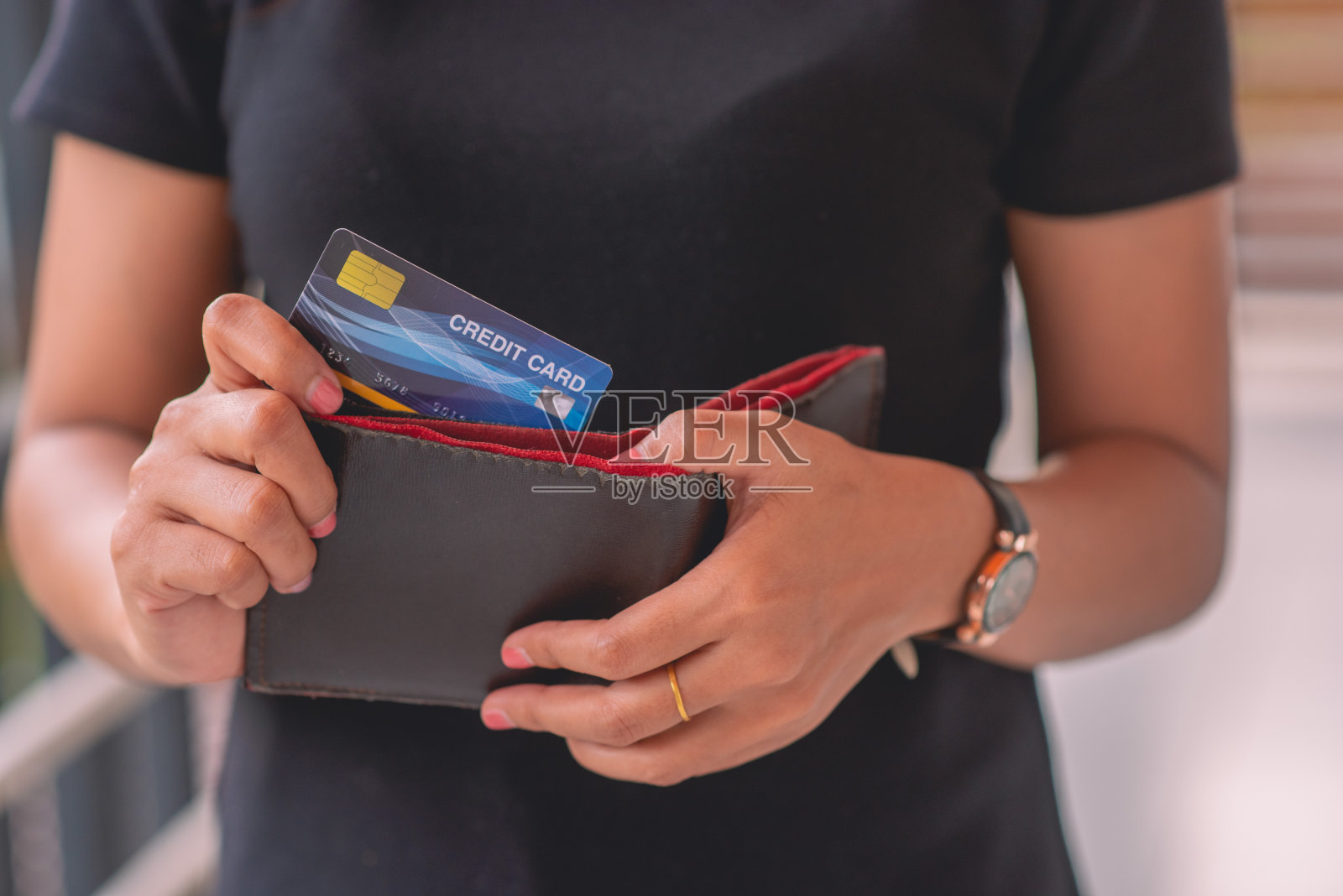 手从口袋里拿信用卡照片摄影图片