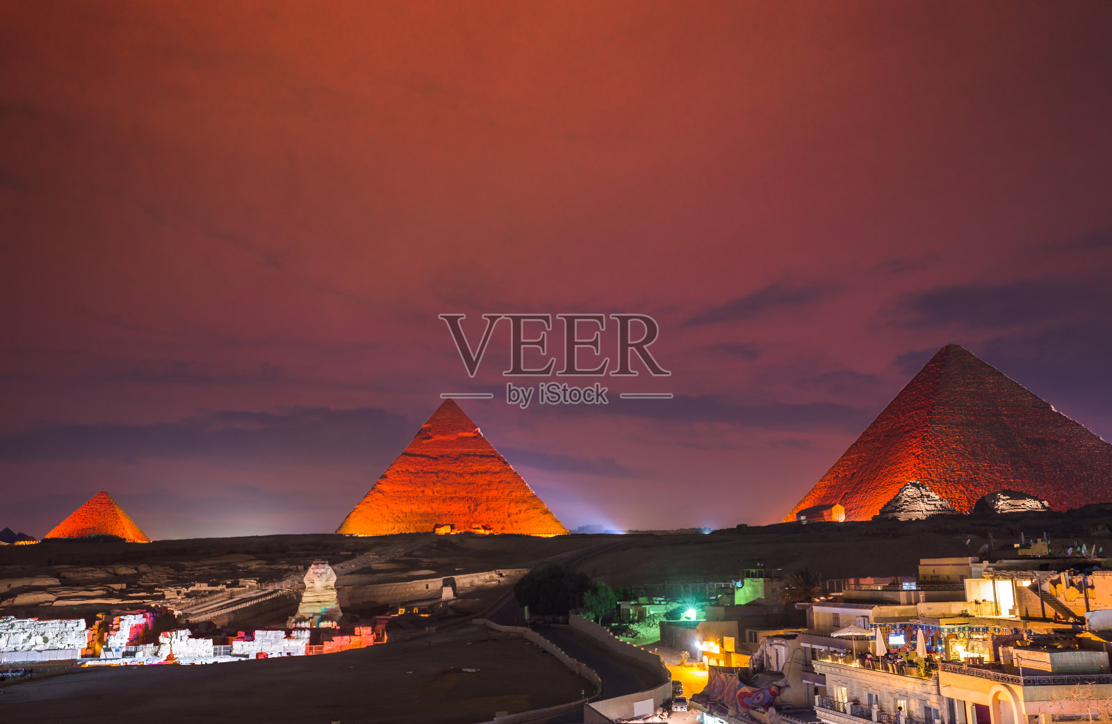 灯光明亮的埃及金字塔照片摄影图片