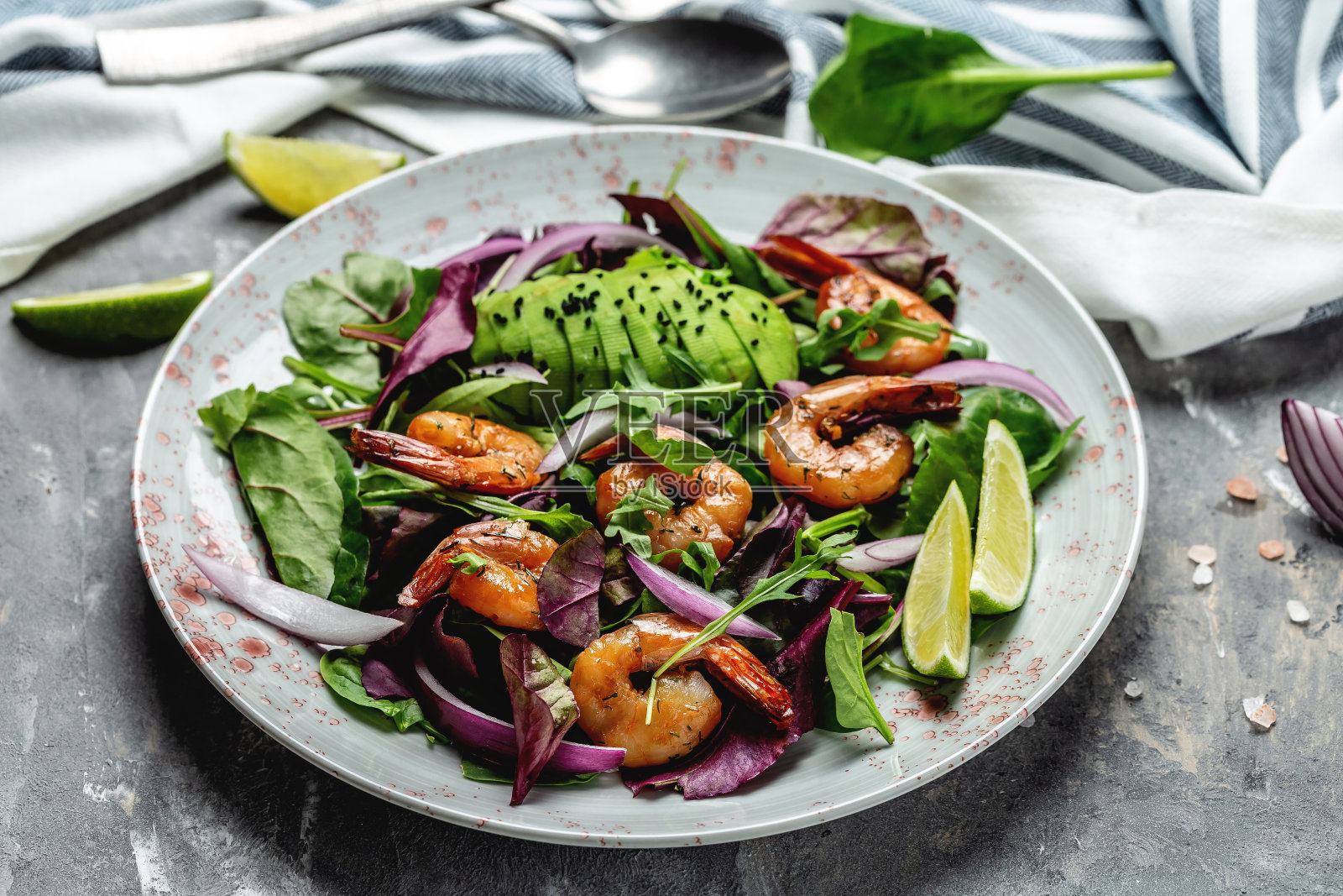 虾仁沙拉，鳄梨，洋葱和熏虾。自制素食虾沙拉。海鲜的概念。美味的蔬菜杂叶，烤虾虾照片摄影图片