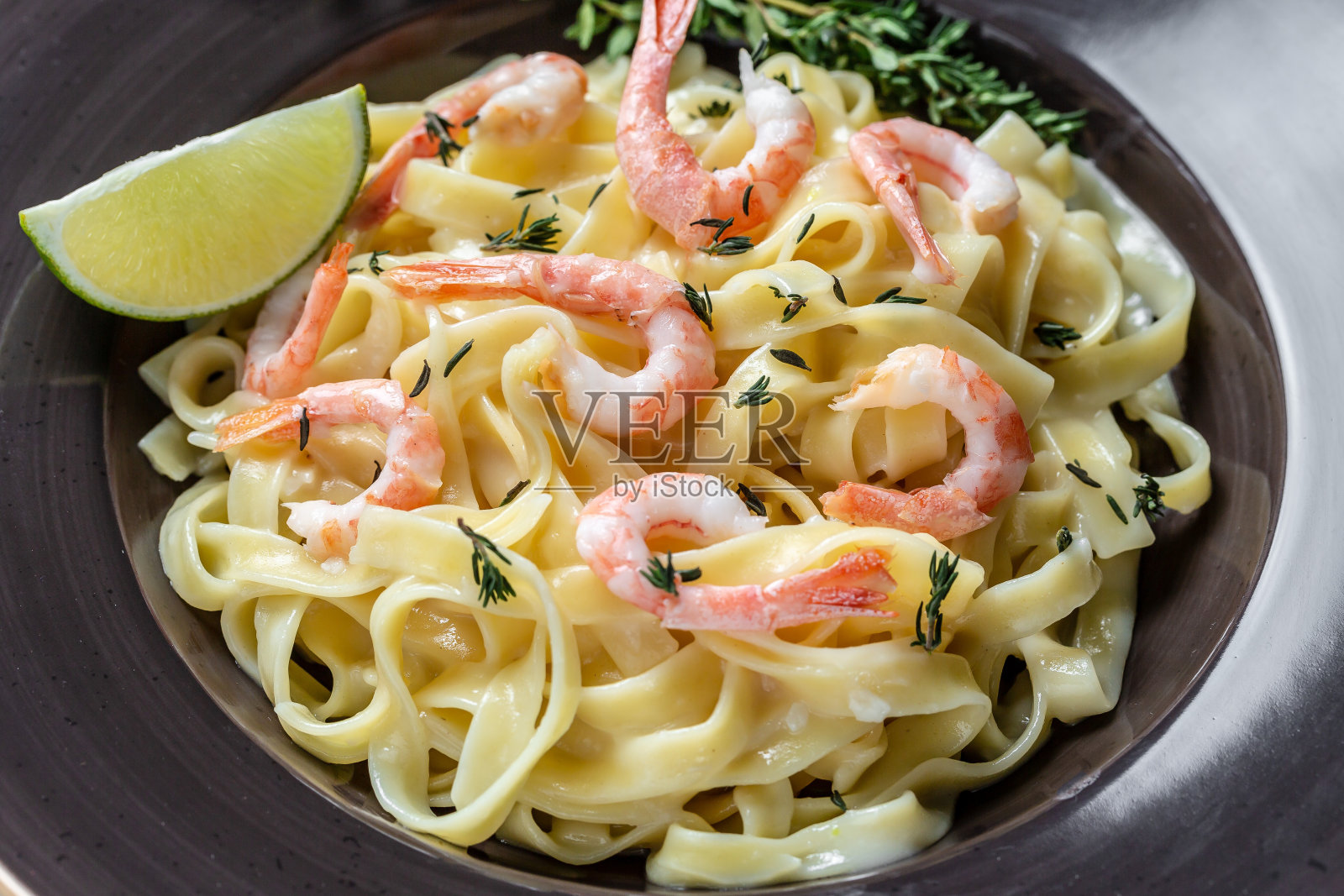 意大利海鲜。奶油酱意大利面加虾。传统意大利菜，文字位置，俯视图，食物食谱背景。近距离照片摄影图片