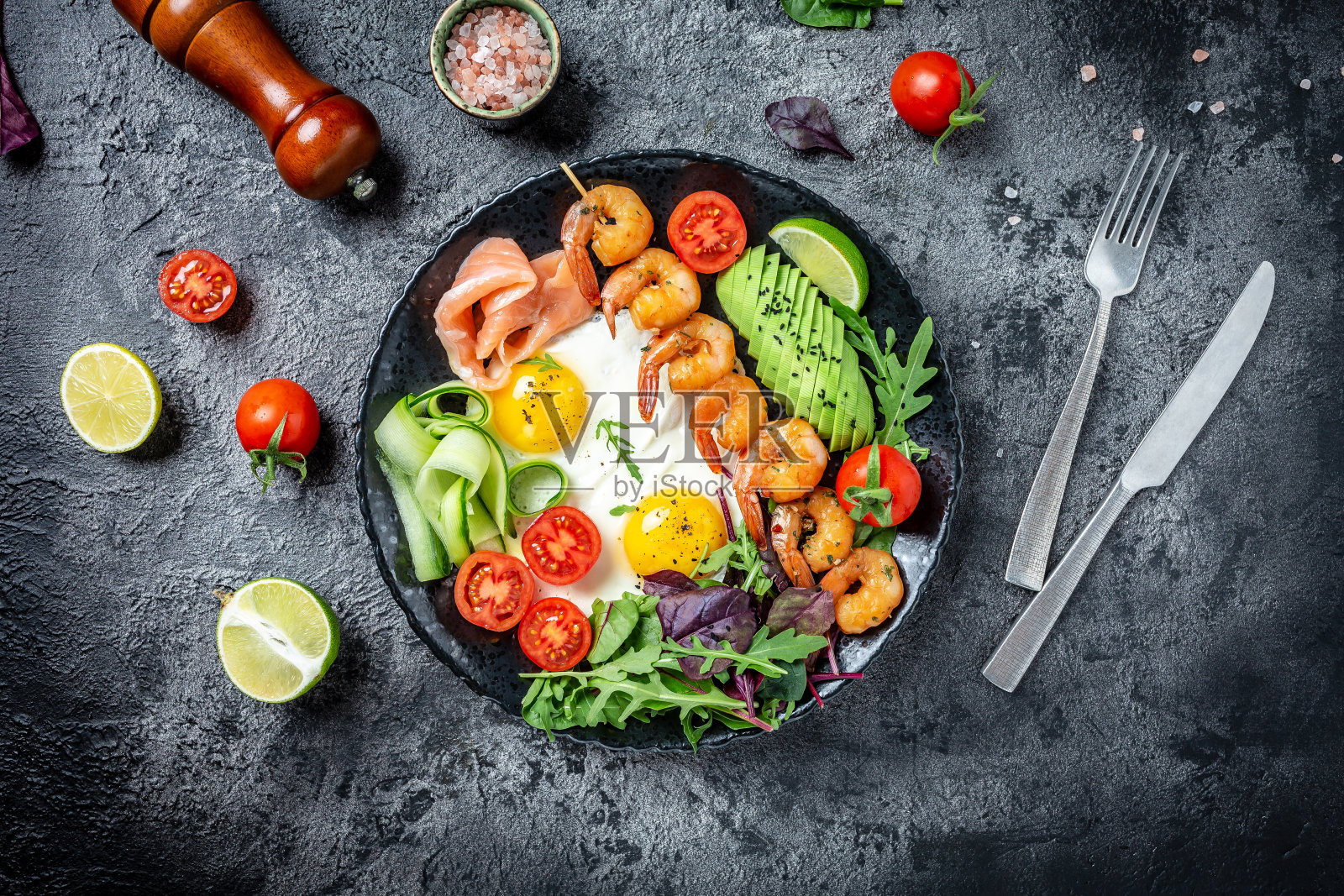 生酮早餐低碳水化合物鲑鱼，烤虾，对虾，煎蛋，新鲜沙拉，西红柿，黄瓜和鳄梨。横幅，菜单食谱位置的文本，顶部视图照片摄影图片