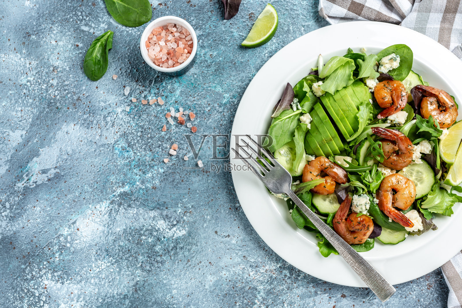 新鲜的沙拉盘，有虾，鳄梨，蓝奶酪混合蔬菜。健康食品。干净的吃。放置文本，俯视图照片摄影图片