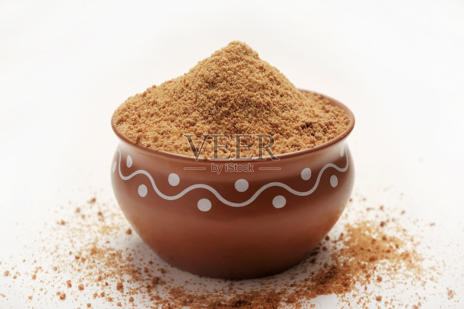 Jaggery粉，Jaggery被用作甜和可口的菜肴在印度菜，gur或gud是未经精制的糖从浓缩甘蔗汁，孤立在白色背景。照片摄影图片