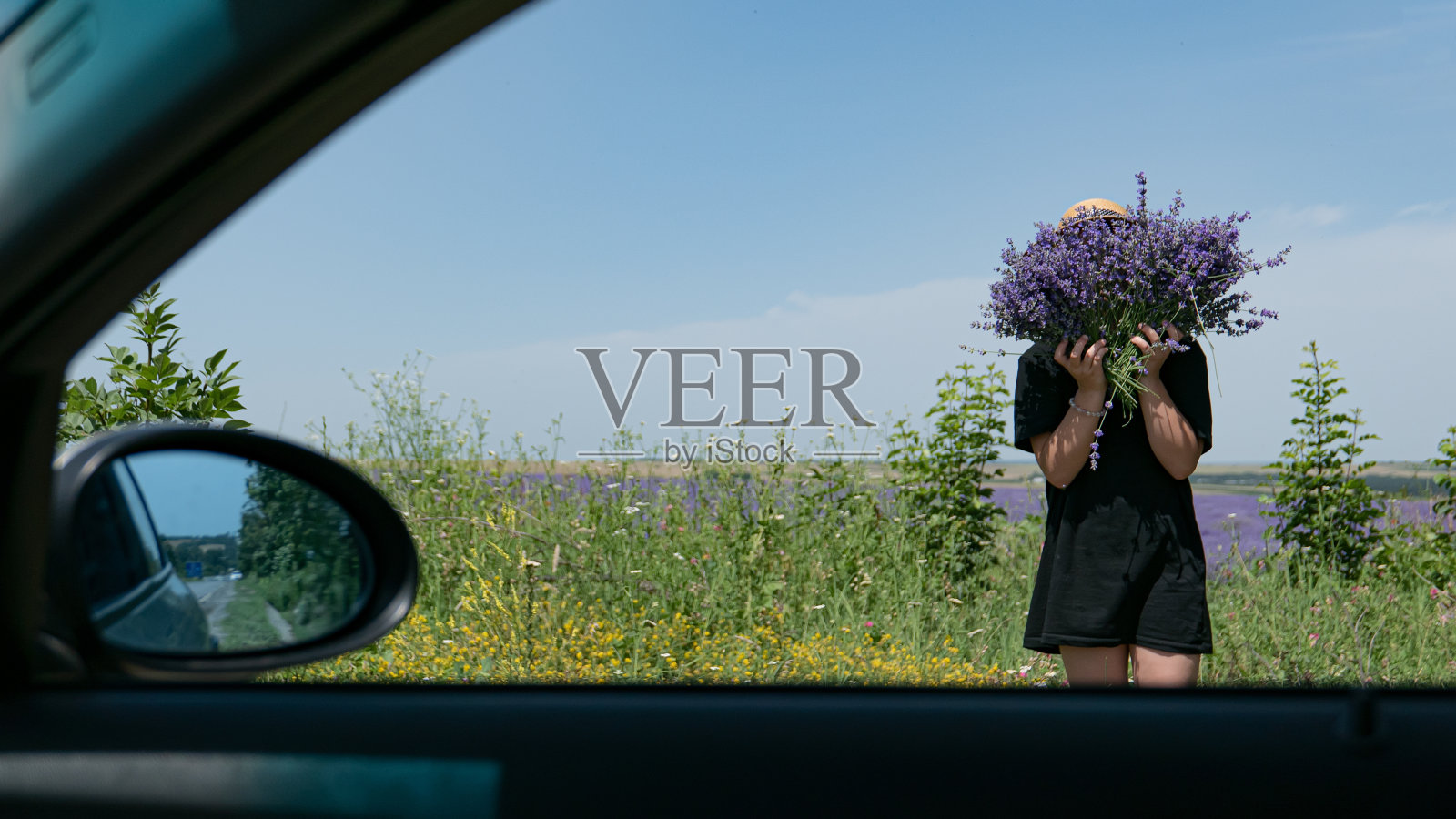 十二到十四岁的少女在薰衣草田里照片摄影图片