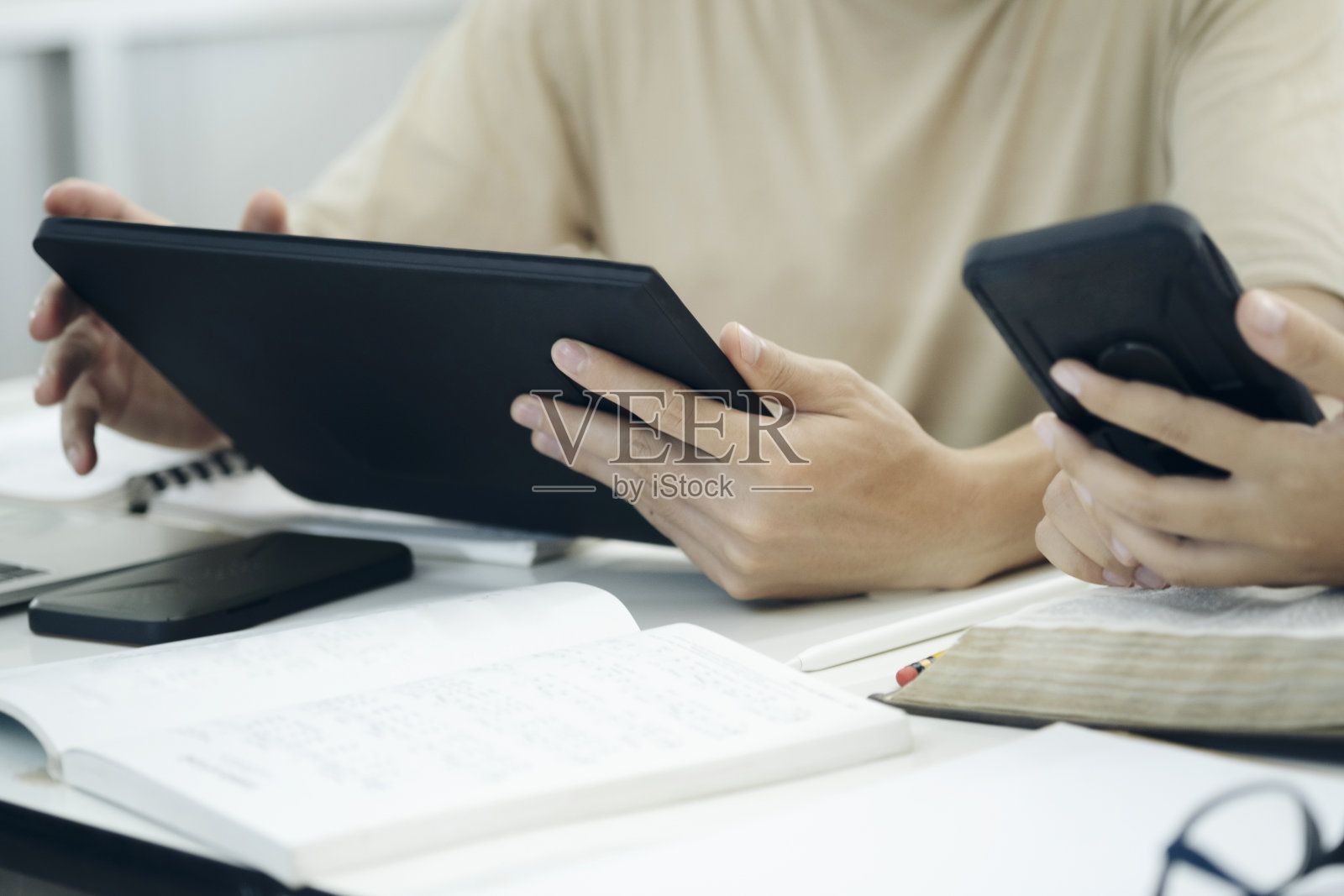 人们使用智能手机和数字平板电脑照片摄影图片