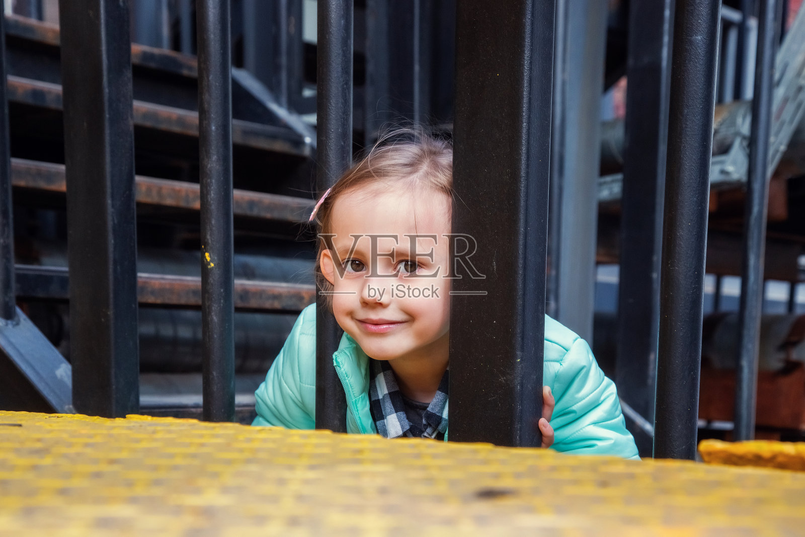 时髦可爱的小白种金发女孩看着镜头摆姿势照片摄影图片