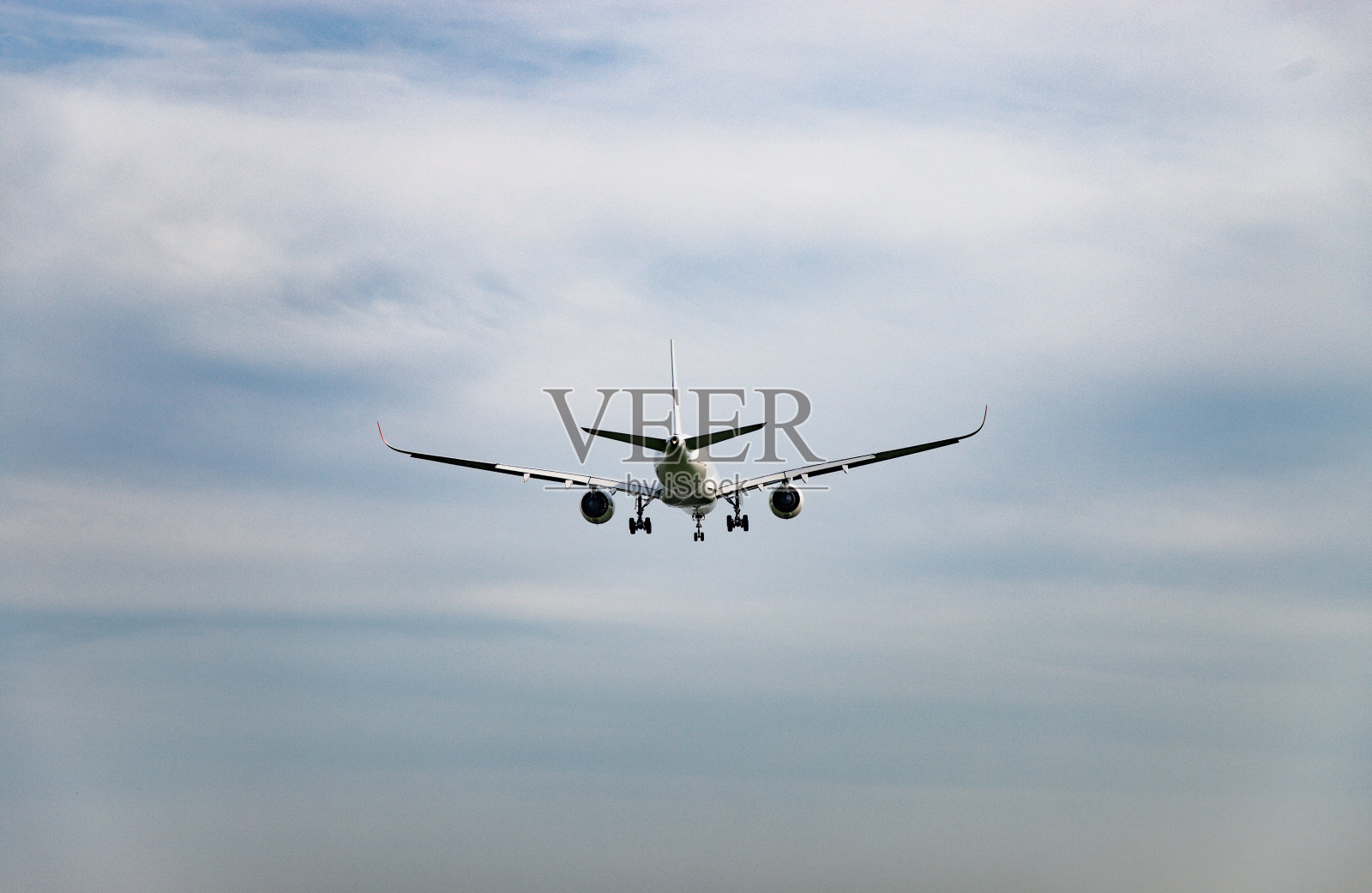 一架飞机在东京国际机场降落的后视图照片摄影图片