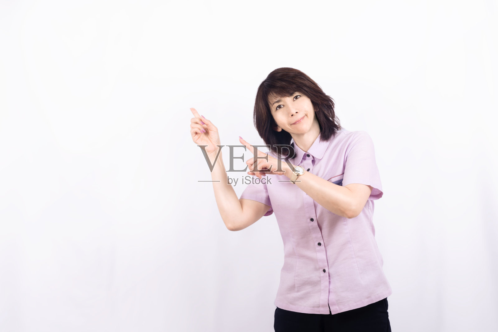 一个女人指着并指导照片摄影图片