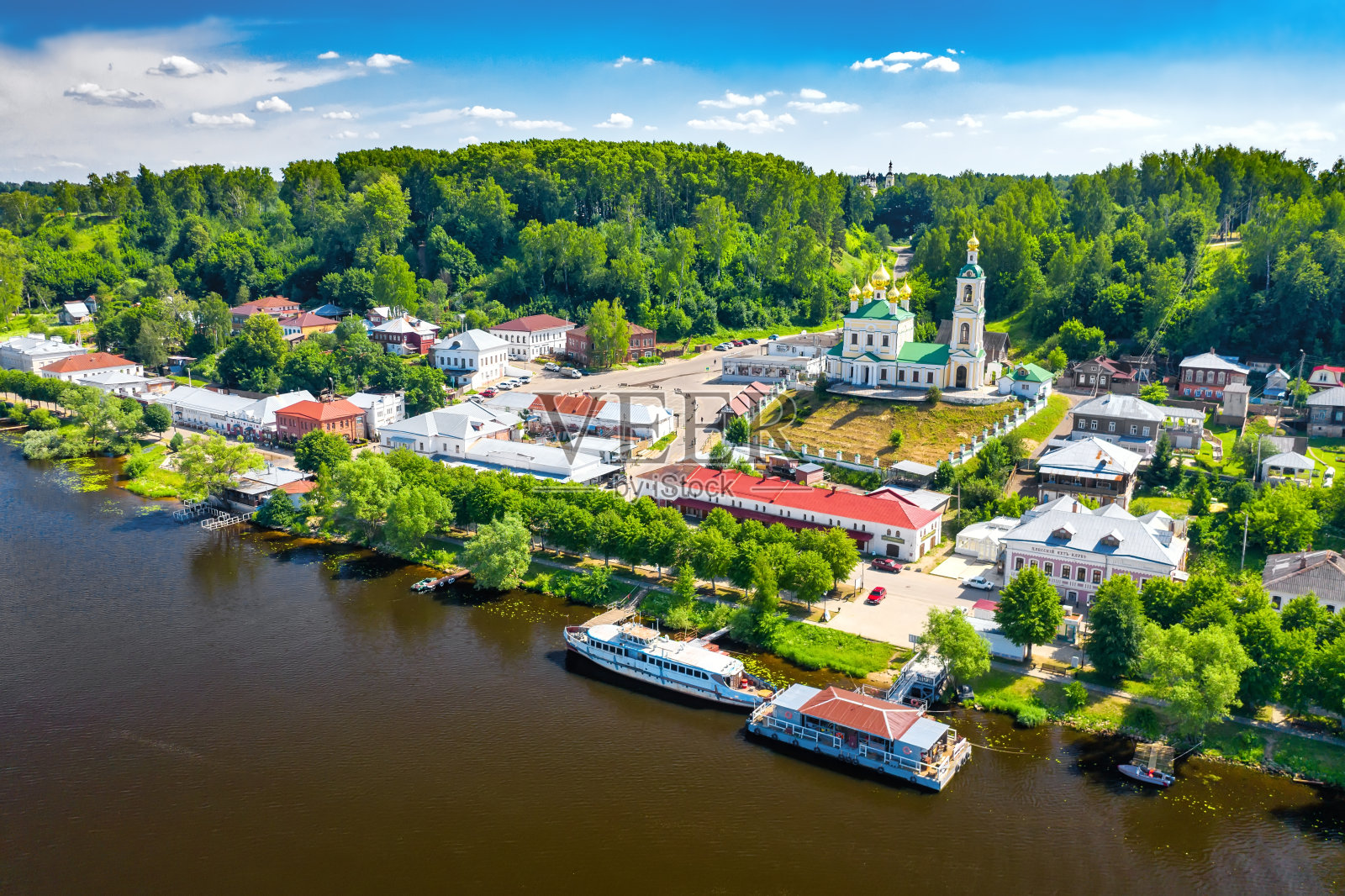 无人机拍摄的古代俄罗斯城镇普勒斯与伏尔加河上的复活教堂照片摄影图片