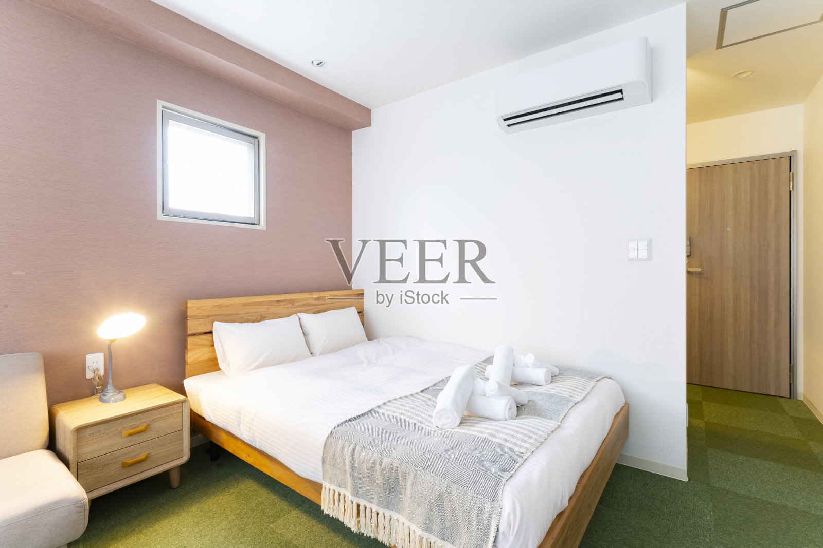 明亮的卧室，白色的床单照片摄影图片