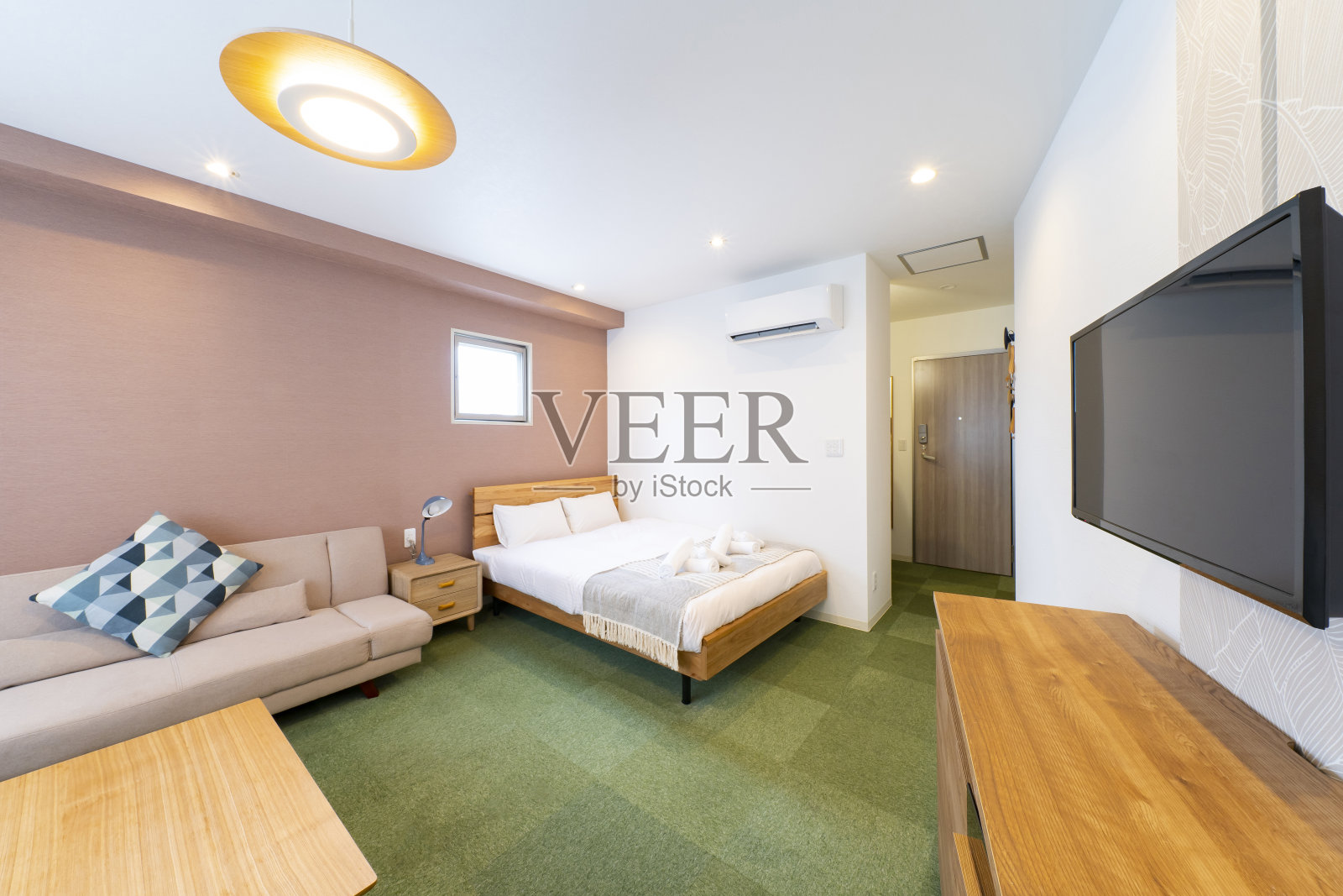 室内有电视和沙发照片摄影图片