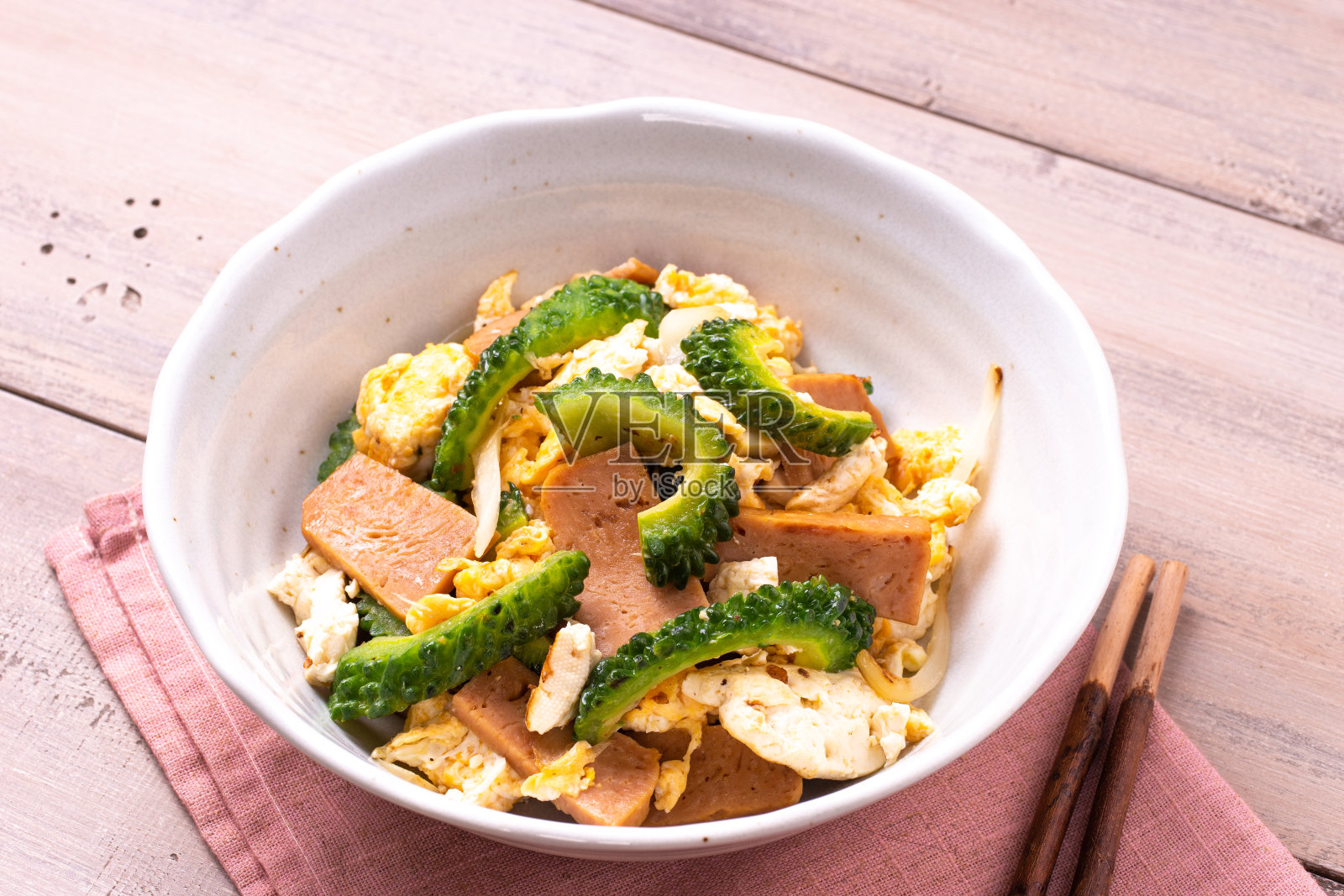 午餐肉苦瓜chanpuru照片摄影图片