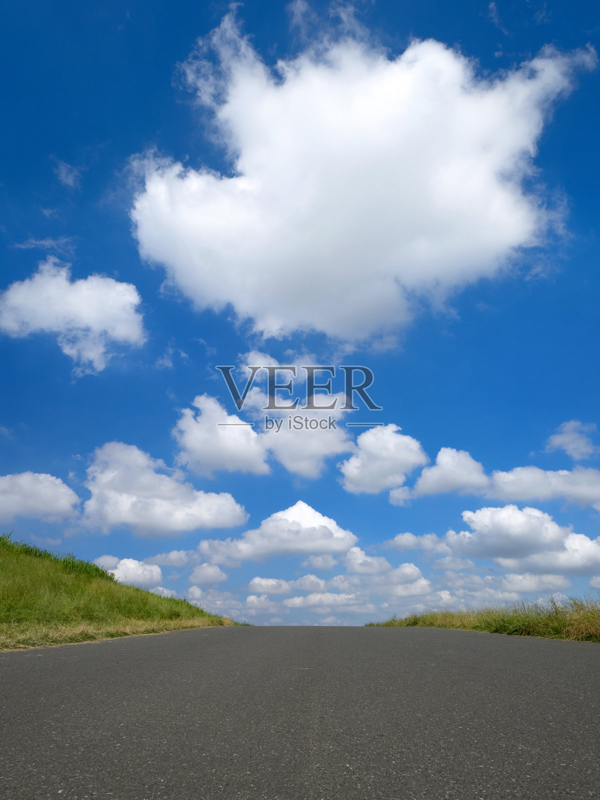 初夏蓝天路照片摄影图片