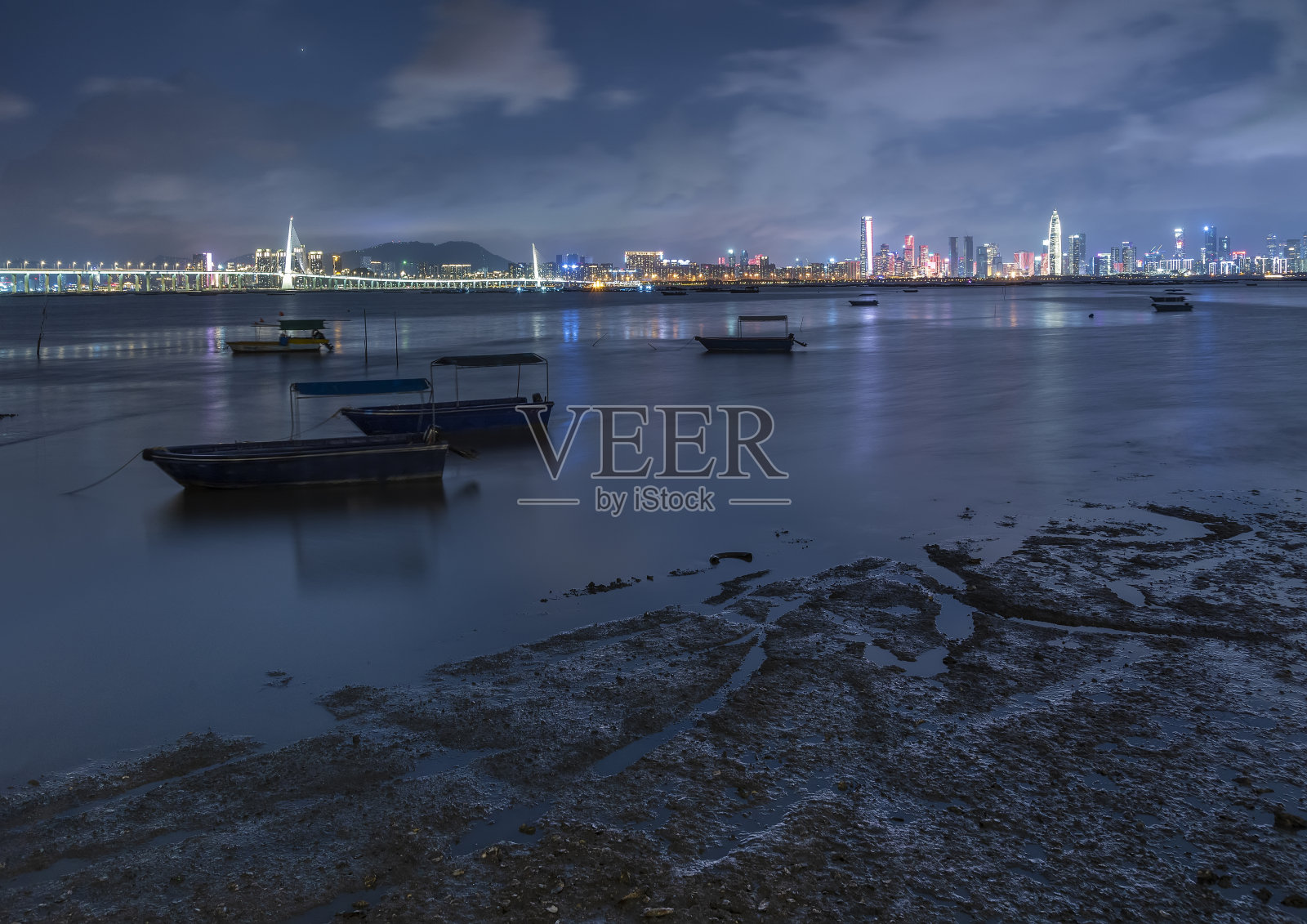 中国深圳夜晚的天际线。从香港边境流浮山观看照片摄影图片