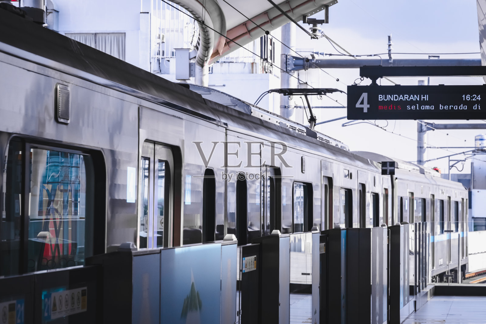 火车停在车站。照片摄影图片