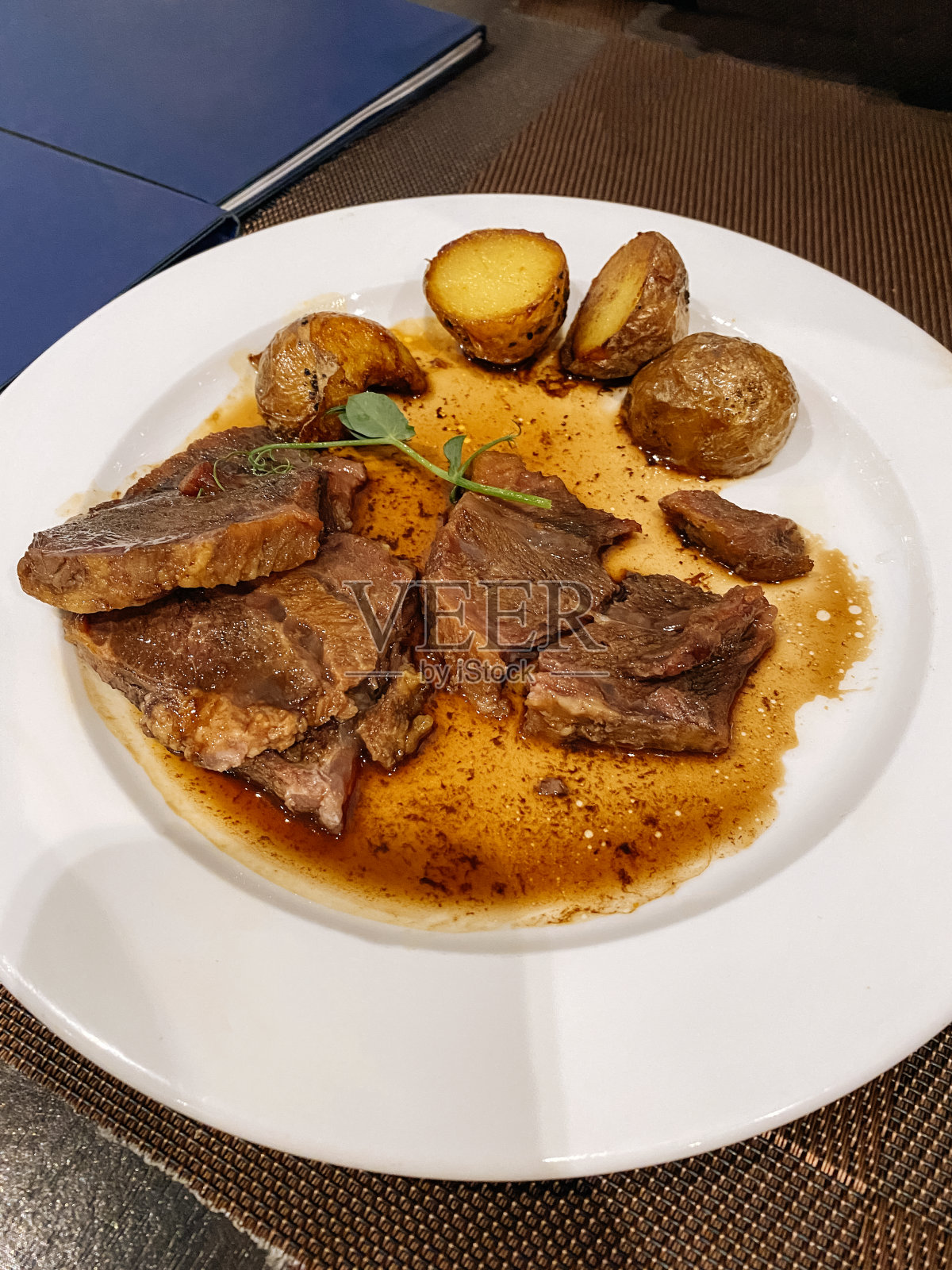 炖牛肉和烤土豆照片摄影图片