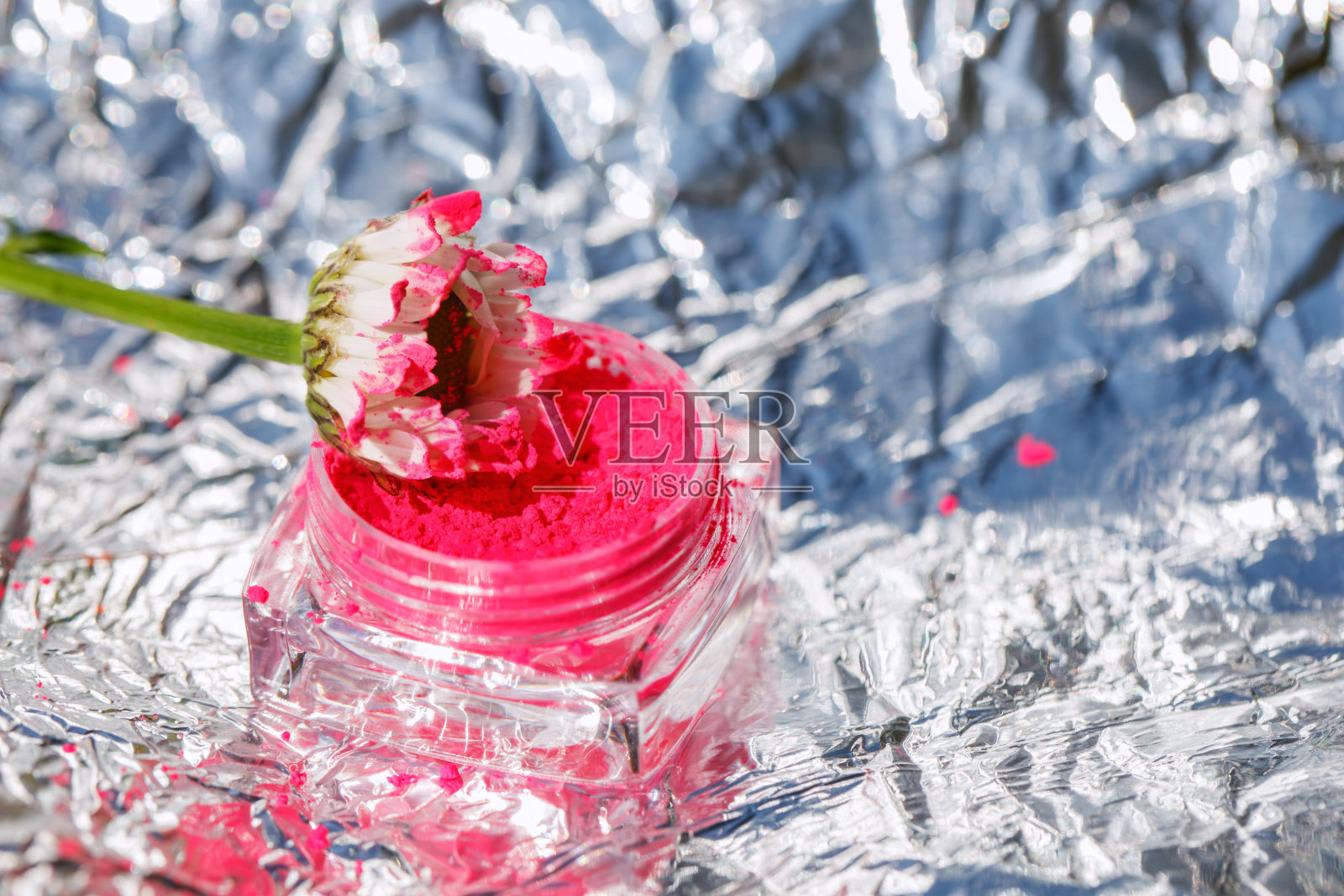 装干颜料的罐子。照片摄影图片