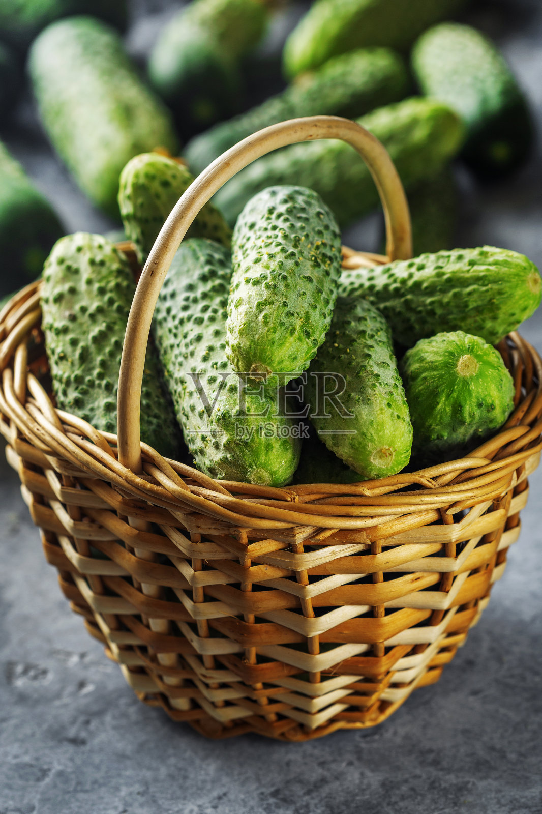 篮子里的新鲜小黄瓜照片摄影图片