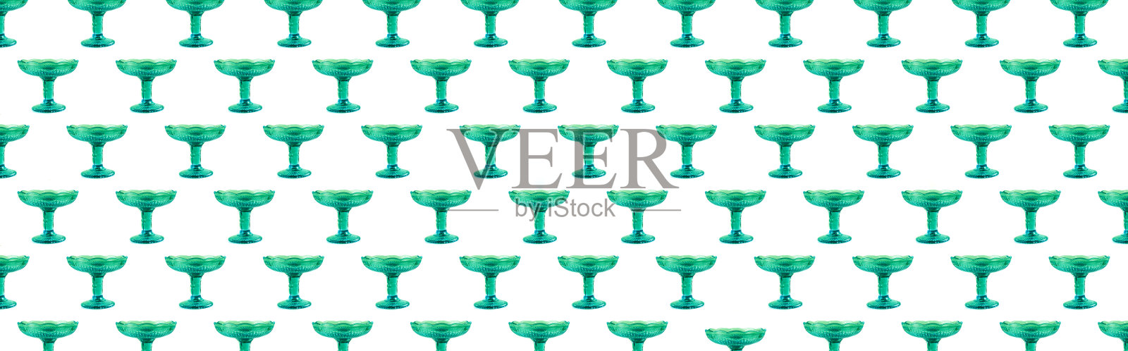 空的绿色玻璃花瓶水果或糖果孤立在白色背景照片摄影图片