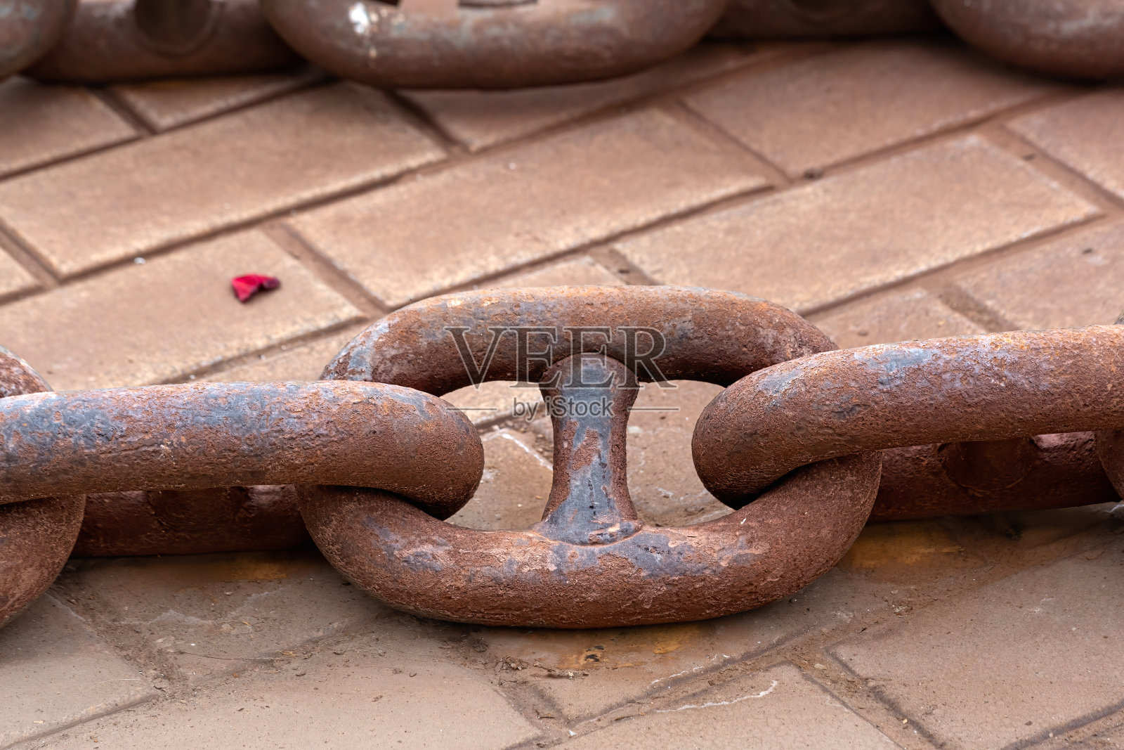 锚链生锈，系泊柱一根照片摄影图片