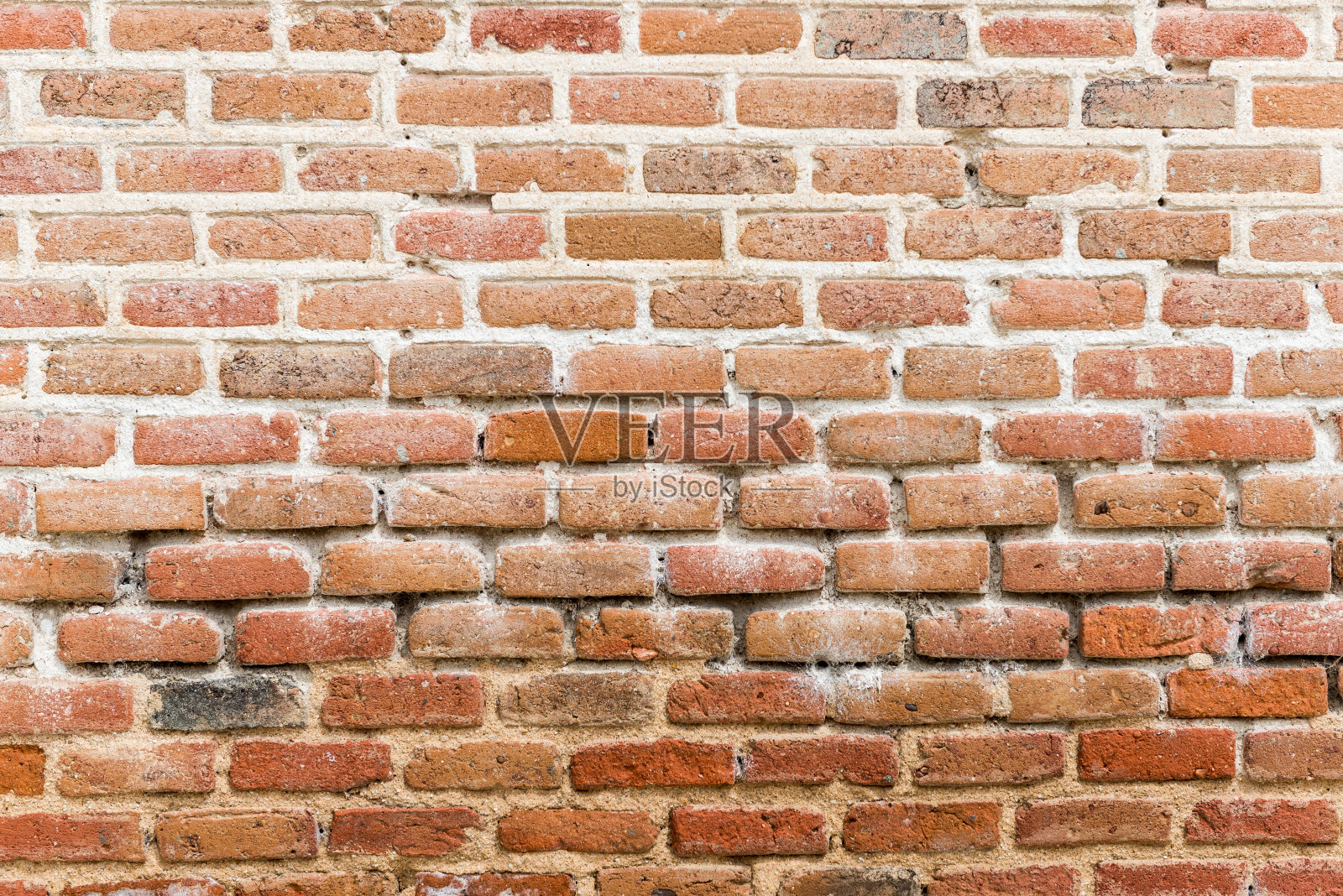 旧砖墙，有些是湿的。照片摄影图片