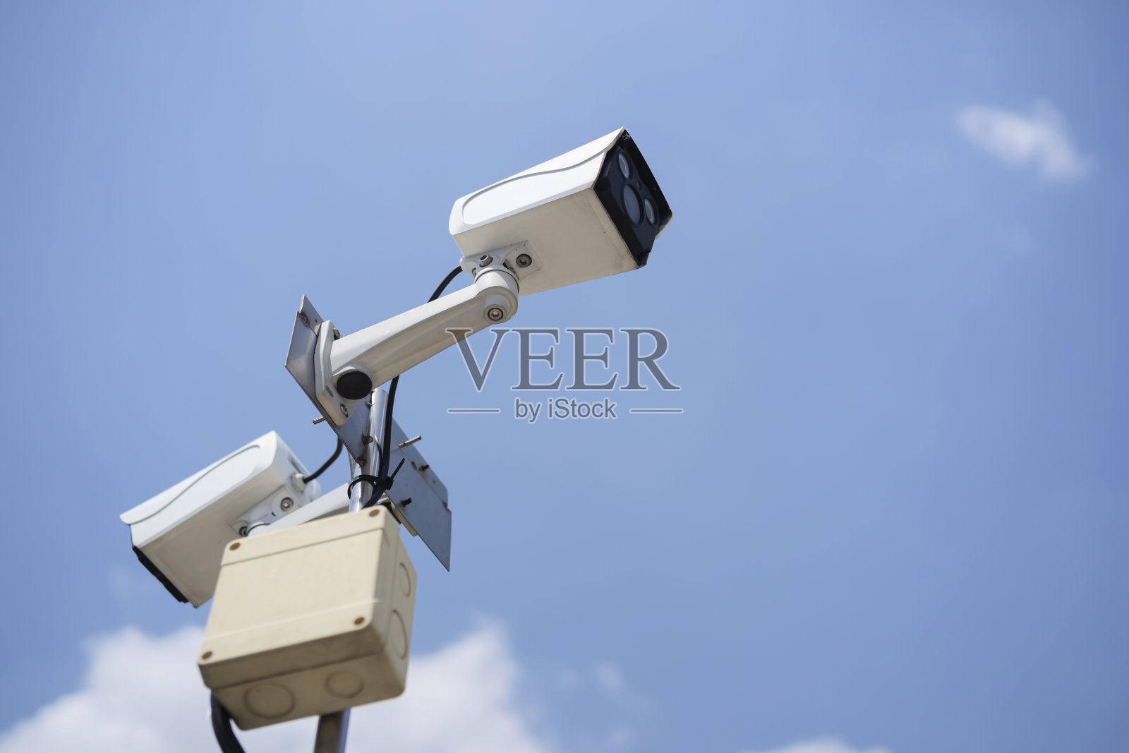 IP 监控摄像机安装有防水罩来保护摄像机照片摄影图片