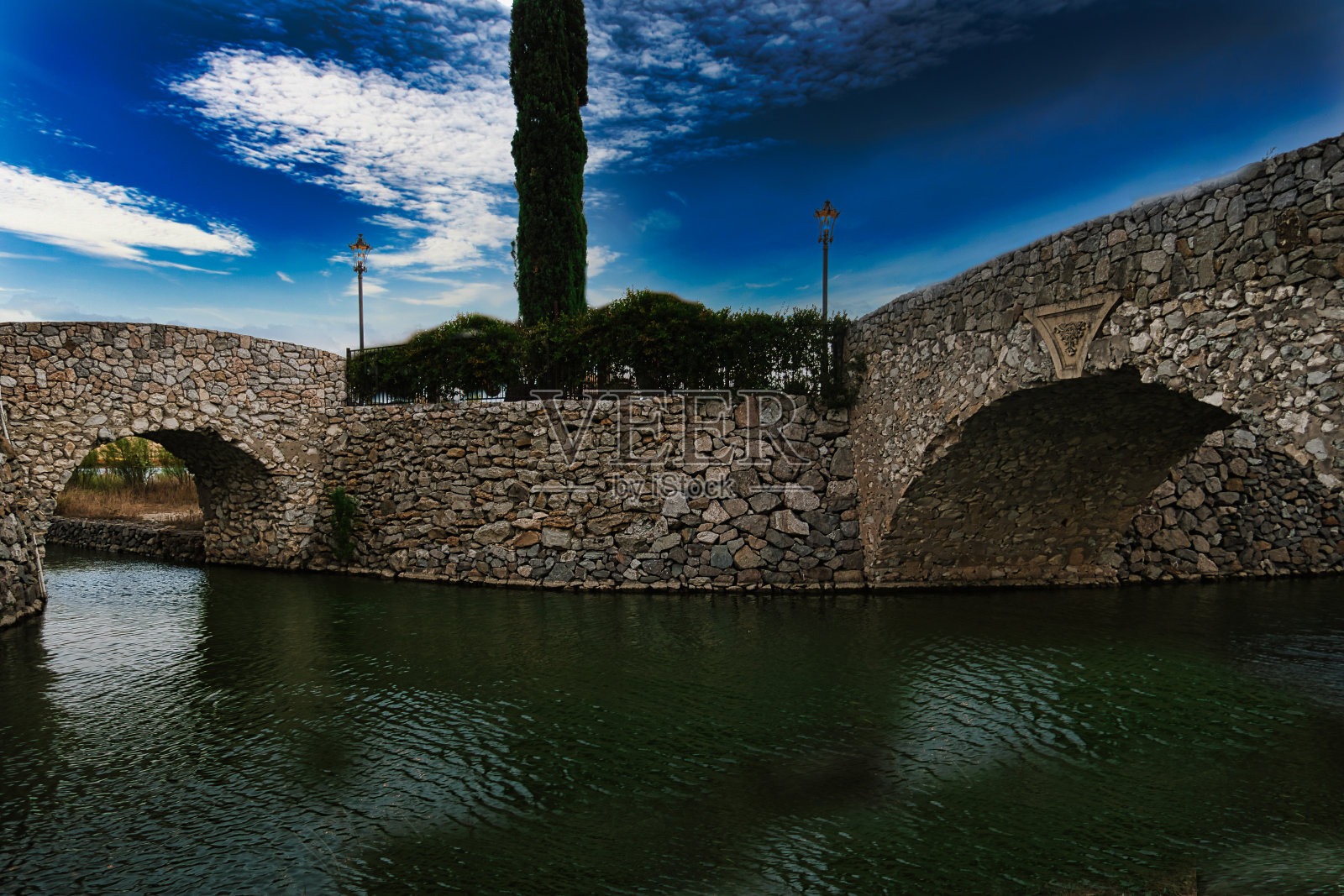 河上有一座石桥照片摄影图片