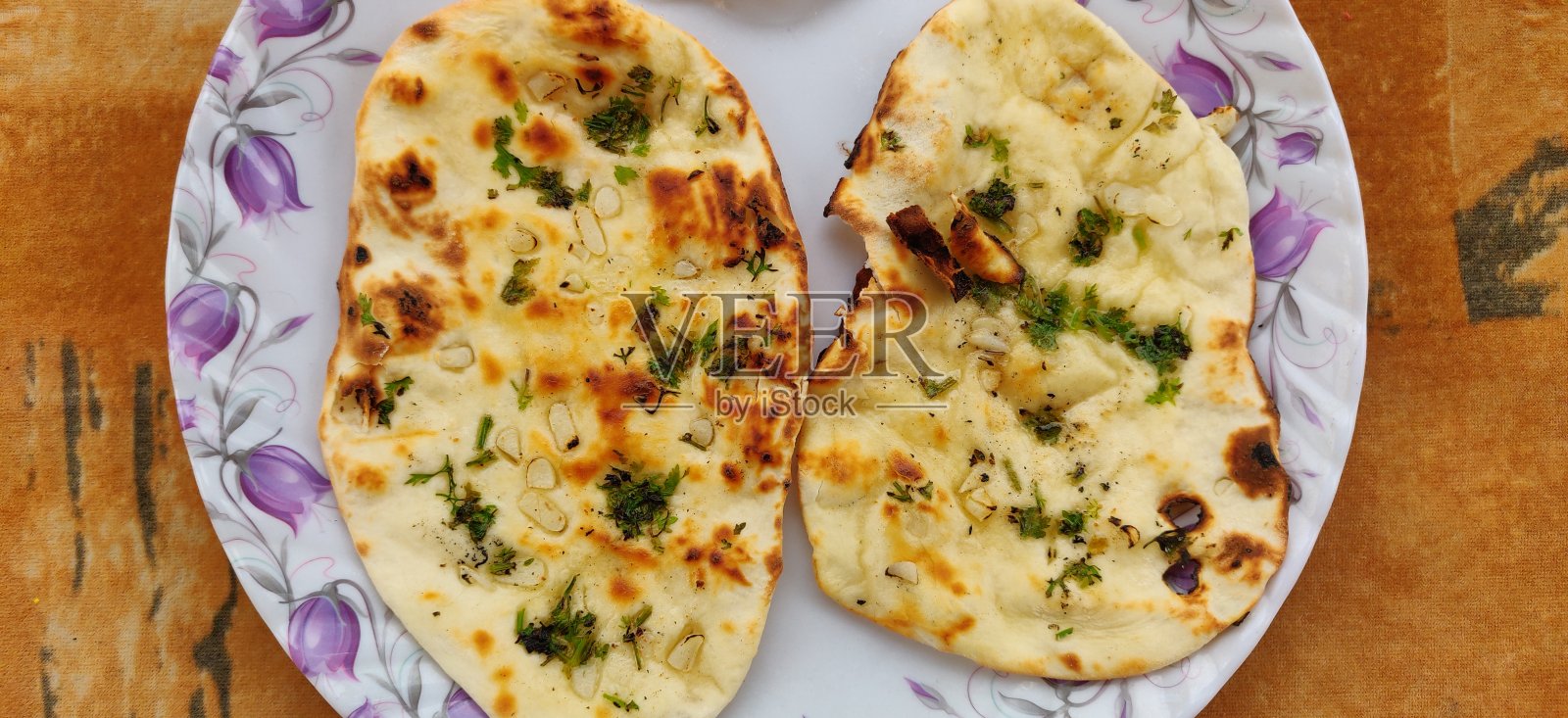 大蒜面包或薄饼或馕饼特写。照片摄影图片