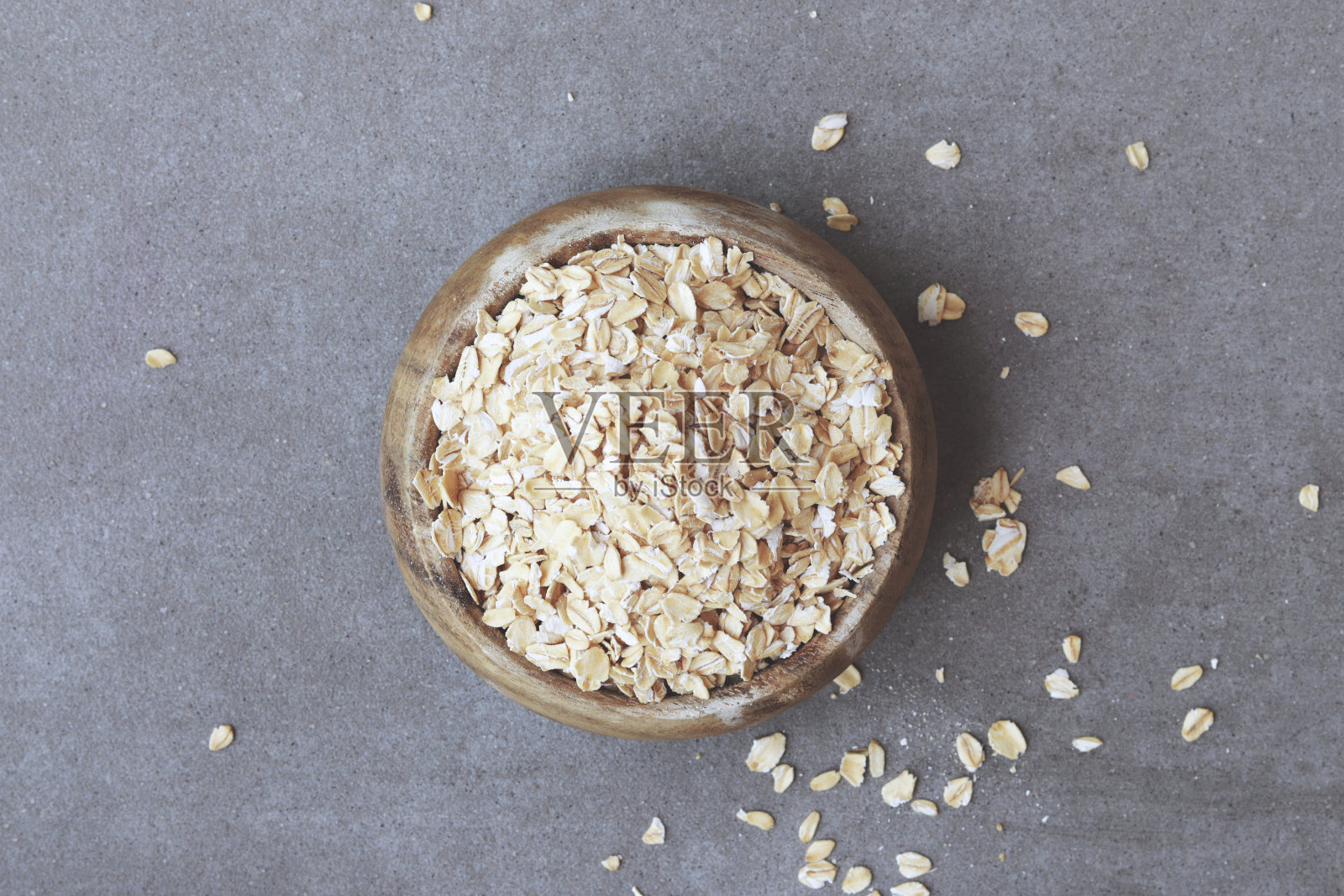 健康早餐木碗里的有机燕麦片俯视图照片摄影图片