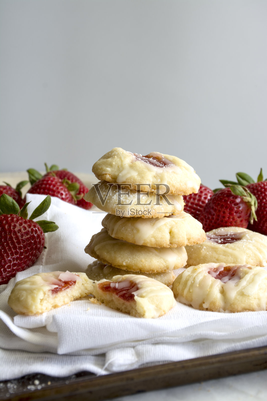 用草莓和草莓酱自制饼干照片摄影图片