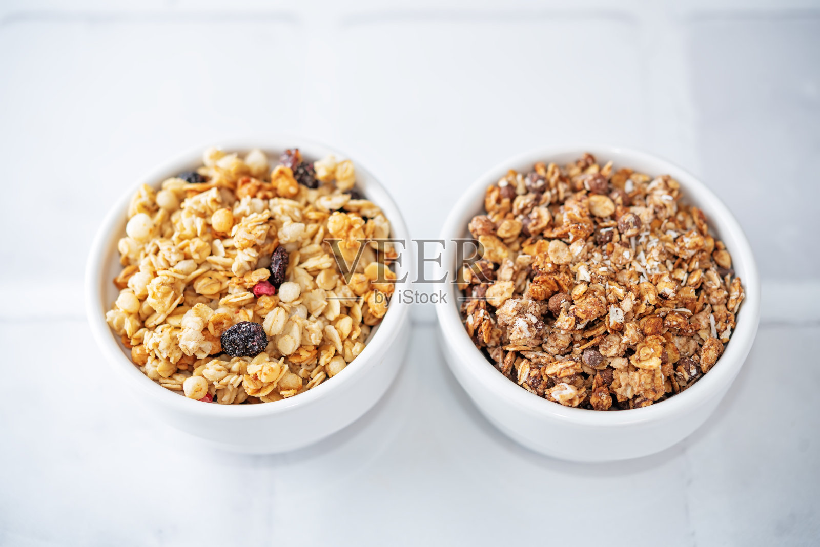 巧克力和燕麦格兰诺拉麦片，巧克力滴，坚果和干果照片摄影图片