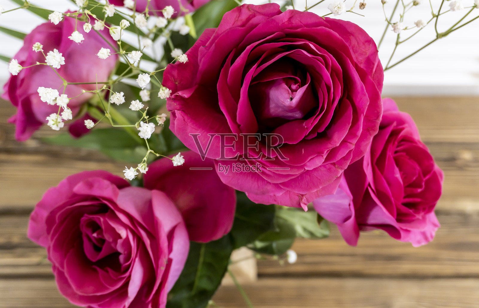 木制背景上的粉色玫瑰花束照片摄影图片