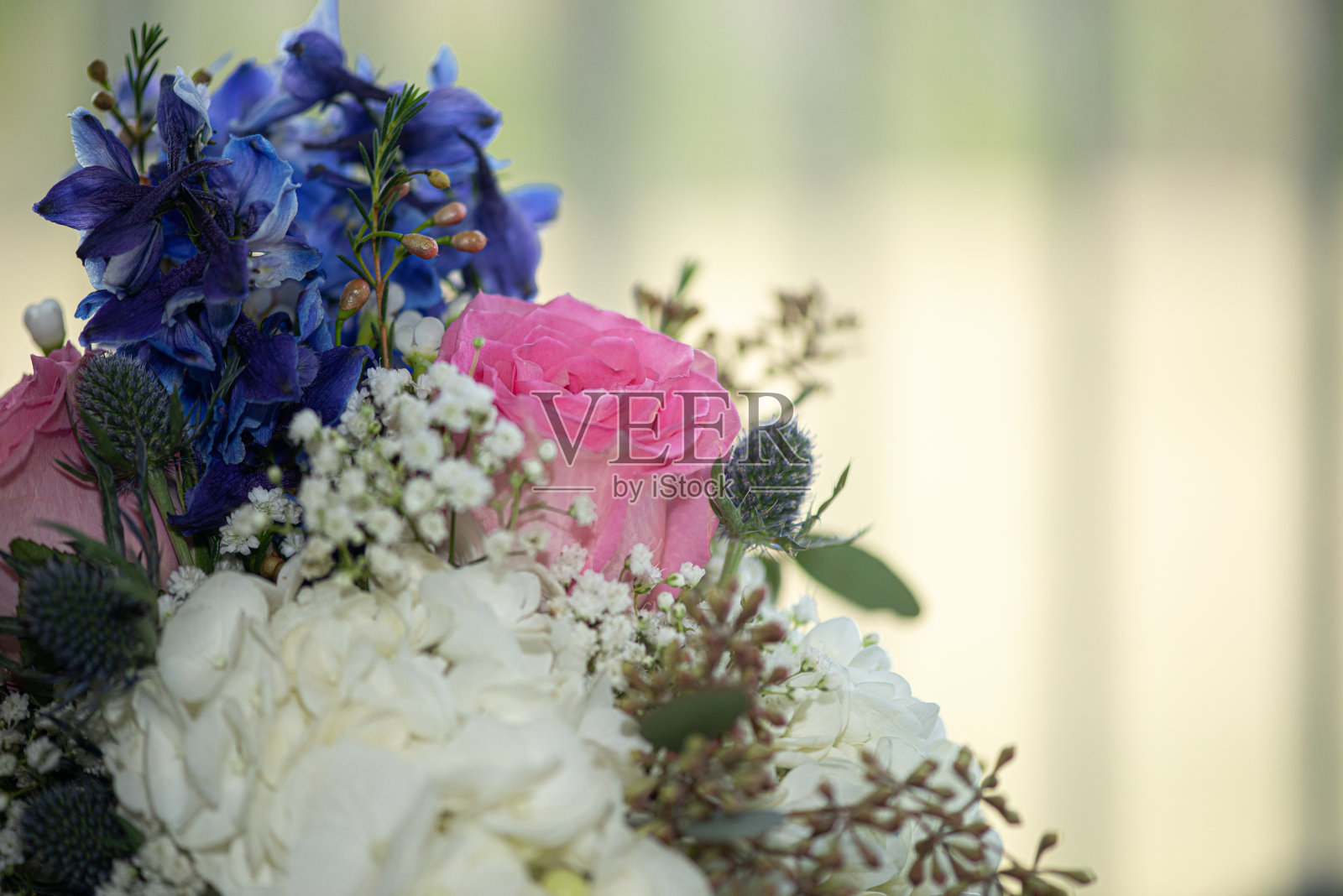 美丽的粉红色，紫色和白色的新娘花束近距离照片摄影图片